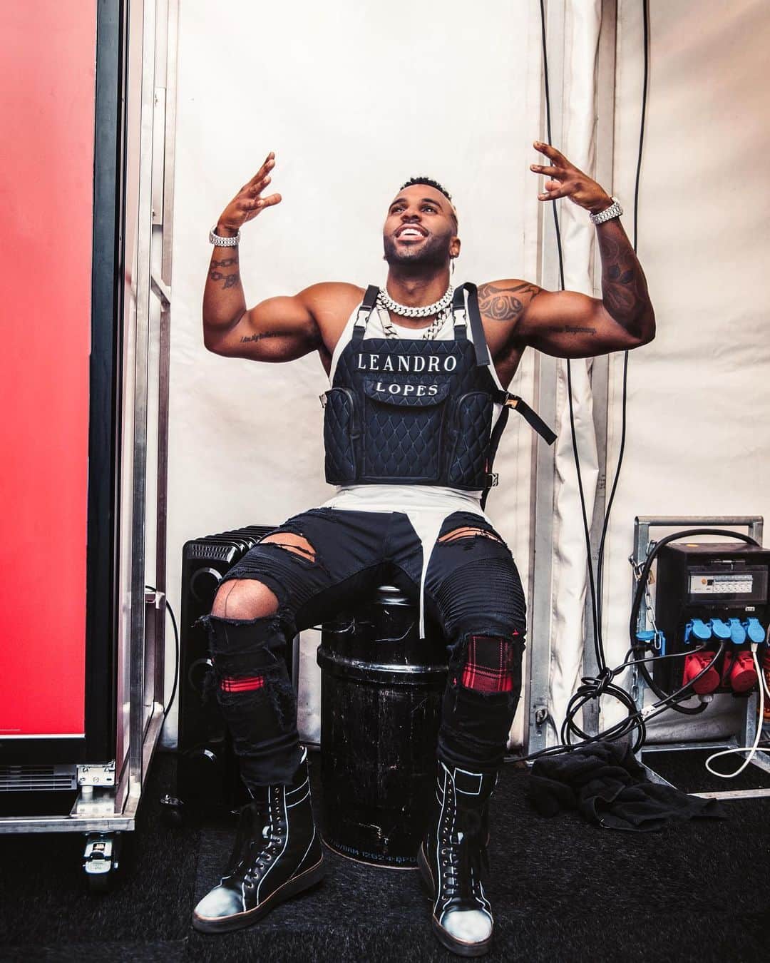 ジェイソン・デルーロのインスタグラム：「#Mood 🇭🇹 I want the whole haitian soccer team to know that im with them 100% with my heart and soul. Even tho im not physically present, im sending all my positive energy towards all the players and the coaching staff to bring us back that Trophy! Grenadye Alaso #ANewHaiti  Mwen vle fè seleksyon Nasyonal Grenadye yo konnen ke mwen kanpe avèk yo ak tout nanm mwen. Menmsi m pa la sou plas, map voye tout enèji pozitiv mwen bay jwè yo ansanm ak Tout coaching staff la pou yo ale Juska la vicroire finale! Grenadye ALASO! #OnNouvèlAyiti #ANewHaiti」