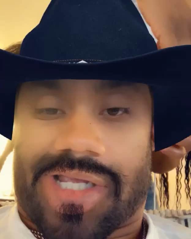 ラッセル・ウィルソンのインスタグラム：「“I’m gunna ride ‘til I can’t no more” 😂🤣😂」