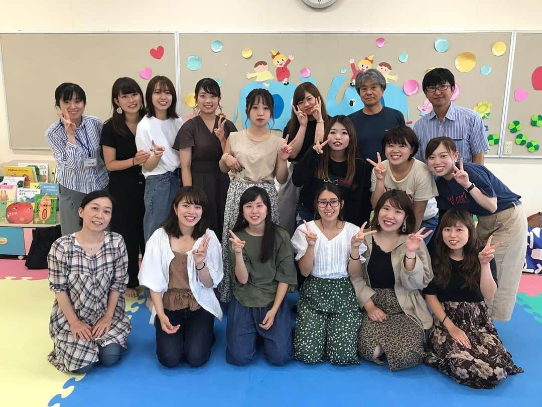 福岡女子短期大学さんのインスタグラム写真 - (福岡女子短期大学Instagram)「＠子ども学科 . 6月30日(日曜日)、6月最後の日曜に今年3月の卒業生に対してのリカレント教育を実施しています。まずは開催の挨拶と最近の保育・幼児教育の世界の制度面での留意点について解説をおこなっています。みんな真剣に聞いています。 . 引き続き、テーブルごとに近況報告をしております。みんな、しっかり「社会人」してますね！！ . 最後にみんなで記念撮影しました。この日、卒業して10年目の先輩も別の企画で同じ棟内にいたのですが、彼女からも温かいメッセージをいただきました。これからもみんな頑張ってください❣️ . #福岡女子短期大学子ども学科 #福女短 #福岡女子短期大学 #子ども学科 #リカレント #太宰府 #短期大学 #保育実習 #あそび #卒業生 #母校 #同窓会 #保育士 #保育士の卵 #子どもの体育 #幼児教育 #保育士の卵 #幼稚園教諭 #幼稚園教諭の卵 #保育園実習 #保育士になりたい #保育学科 #保育士のたまご #大学生 #短大生 #未来の保育士 #福岡の女子短期大学 #女子大生 . ========[ 資料請求 ]======== ． 新しい福岡女子短期大学の資料請求（2020大学案内）を無料送付中です。本学ホ ームページからお気軽に申し込みください。 . 子ども学科/健康栄養学科 音楽科/文化教養学科 ． 福岡女子短期大学 住所：‪‪‪‪福岡県太宰府市五条四丁目16番‬1号‬‬‬ tel：‪‪‪092-922-4034‬‬‬（代表） . ====== ====== ======」7月3日 9時19分 - fukuoka_wjc