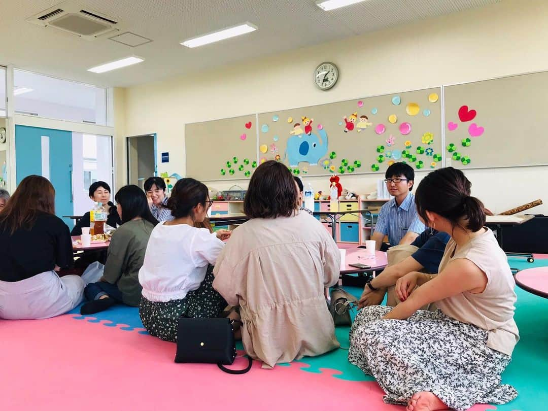 福岡女子短期大学さんのインスタグラム写真 - (福岡女子短期大学Instagram)「＠子ども学科 . 6月30日(日曜日)、6月最後の日曜に今年3月の卒業生に対してのリカレント教育を実施しています。まずは開催の挨拶と最近の保育・幼児教育の世界の制度面での留意点について解説をおこなっています。みんな真剣に聞いています。 . 引き続き、テーブルごとに近況報告をしております。みんな、しっかり「社会人」してますね！！ . 最後にみんなで記念撮影しました。この日、卒業して10年目の先輩も別の企画で同じ棟内にいたのですが、彼女からも温かいメッセージをいただきました。これからもみんな頑張ってください❣️ . #福岡女子短期大学子ども学科 #福女短 #福岡女子短期大学 #子ども学科 #リカレント #太宰府 #短期大学 #保育実習 #あそび #卒業生 #母校 #同窓会 #保育士 #保育士の卵 #子どもの体育 #幼児教育 #保育士の卵 #幼稚園教諭 #幼稚園教諭の卵 #保育園実習 #保育士になりたい #保育学科 #保育士のたまご #大学生 #短大生 #未来の保育士 #福岡の女子短期大学 #女子大生 . ========[ 資料請求 ]======== ． 新しい福岡女子短期大学の資料請求（2020大学案内）を無料送付中です。本学ホ ームページからお気軽に申し込みください。 . 子ども学科/健康栄養学科 音楽科/文化教養学科 ． 福岡女子短期大学 住所：‪‪‪‪福岡県太宰府市五条四丁目16番‬1号‬‬‬ tel：‪‪‪092-922-4034‬‬‬（代表） . ====== ====== ======」7月3日 9時19分 - fukuoka_wjc