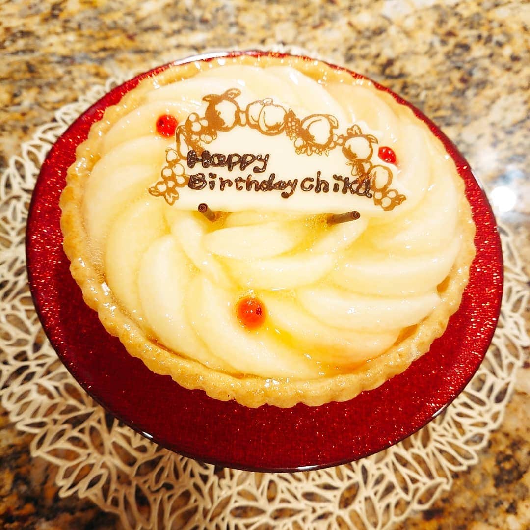 CHIKAさんのインスタグラム写真 - (CHIKAInstagram)「. 家族でお祝い❤ケーキは朝ごはんにしちゃお😗❤️ . たくさんのお祝いメッセージをありがとうございます💕とってもとーっても嬉しいですし、とってもとっても光栄です😭💕 . こんな私ではございますが、、今日からまた1年間よろしくお願い致します🥰❤ . #Happybirthday #キルフェボン #ピーチ #桃 #フルーツタルト #ケーキ #大好き #love 🌹💕」7月3日 9時22分 - chika72714