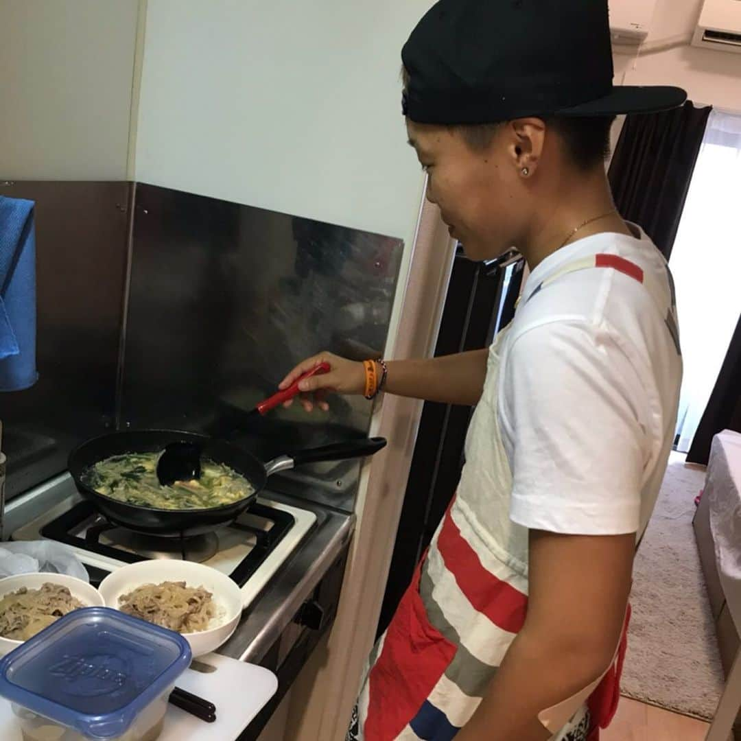 佐山万里菜さんのインスタグラム写真 - (佐山万里菜Instagram)「🍽シェフ佐山&新人シェフ平岡🍽 RISEで活躍してるキックボクサーの空手女王 From NY 琴 平岡選手 @koto620 ✨ 7月13日に韓国🇰🇷で試合があるから絶賛追い込み&減量中！！ . . 初出張…シェフ佐山！！ 新人シェフ平岡にたいしたことないシェフ佐山が伝授✨ シェフ平岡……現在は、肉を焼く事ぐらいしかしない。。 伸びしろしかないあたり半端ないです☺️ 乞うご期待ですね‼️ 「料理やります！！」宣言していたのできっと1年後ぐらいにはシェフ佐山は、抜かれるでしょう🤔 そして作ってきただきましょう🍽 . . 自分が試合前のリカバリーで絶対食べているスープ✨  これ食べて負けた事なし！！ 勝負飯じゃなくて……勝利飯👊 @takumeshi512 レシピの中でもお気に入りの鶏そぼろも✨ 勝利をお土産に笑って帰って来ること間違えなしだな☺️ . . 一緒にボクシングトレーニングしてるけど…そこまでやるかって本当すげぇーなぁって感じる事ばかり。。 びびらされてる…。 なかなかいないよなぁーそぅ思わせてくれる人！！ 強さの秘訣は、トレーニング量とそれを全力でこなせるメンタルだな👊 いつもいい刺激もらってます✨ 普段は、いつもふざけてるし笑顔がステキなクソガキですが……本当すげぇー奴！！ 戦い抜く強さを持っている人が近くいるって 本当刺激的👊 負けず嫌いスイッチ🔛✨ 平岡選手に負けないぐらいに頑張ります👊 試合まであと少し！！ 🍴アスリートのリアルなアスリート飯🍴 #happy #爆笑 #笑顔 #オシャレ #可愛い#かっこいい#写真#海好き #アスリート#筋肉 #腹筋 #トレーニング #感謝 #ライフスタイル#いいね #お気に入り#減量飯 #ダイエットメニュー #instagood #筋肉女子 #ファッション #message#応援 #axf #勝利#キックボクシング #料理 #減量」7月3日 9時23分 - sayama.19