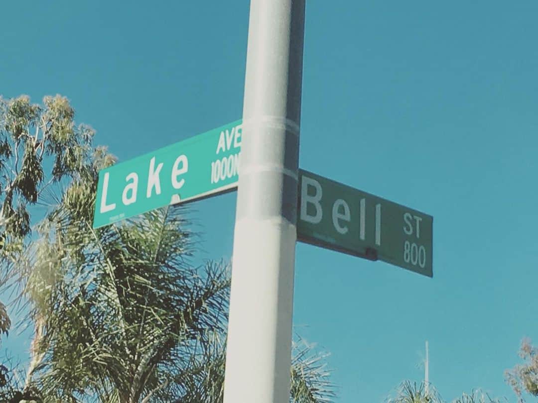 レイク・ベルのインスタグラム：「Sometimes you find yourself at a crossroads.」