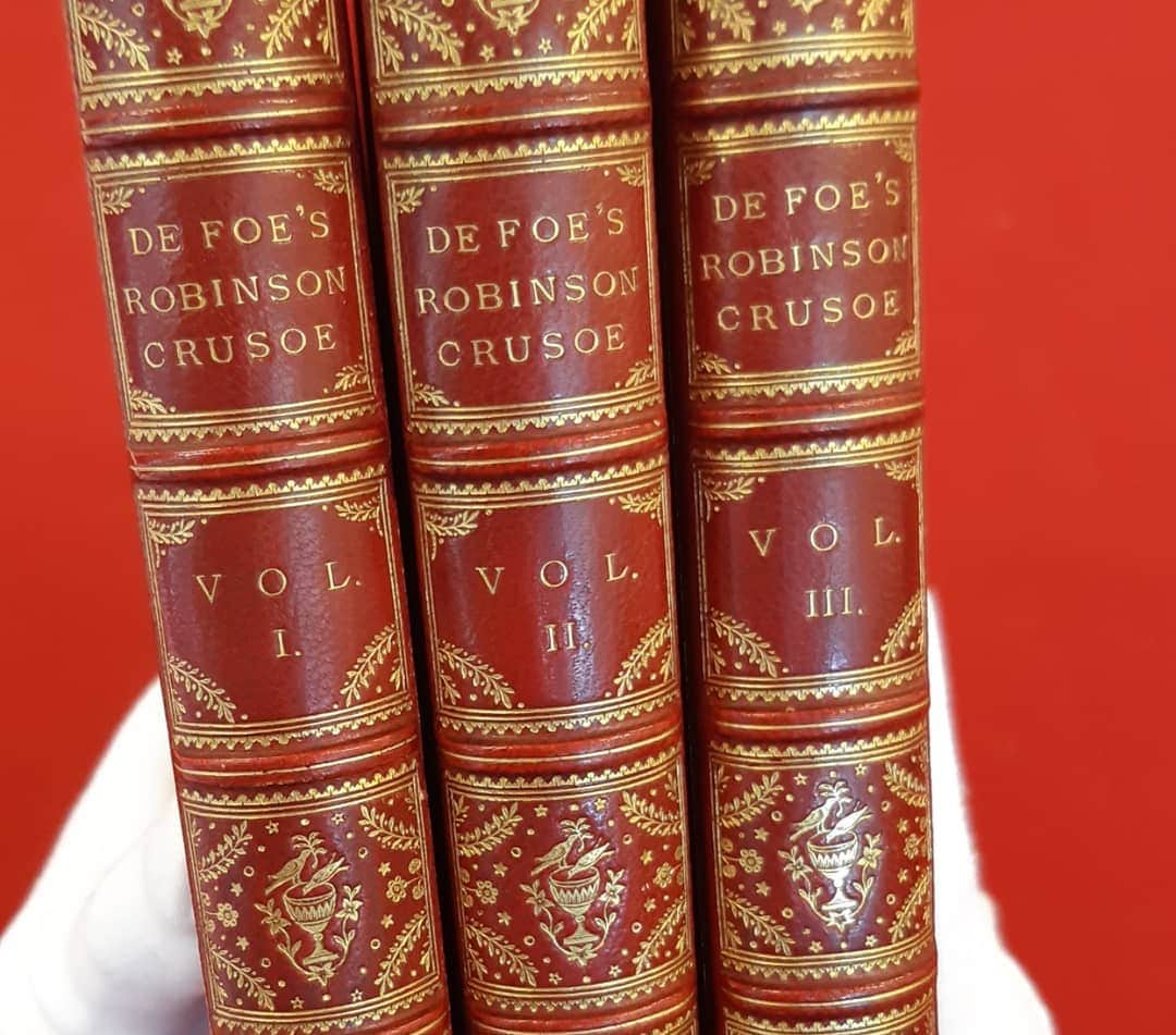 サザビーズさんのインスタグラム写真 - (サザビーズInstagram)「"Fear of danger is ten thousand times more terrifying than danger itself". Happy 300th birthday to the shipwrecked castaway, Robinson Crusoe, marooned on a remote island near Trinidad for 28 years. 🌴 • Acknowledged by many as the first English novel, the book is second only to the bible in number of translations. This set of first editions is as old as Robinson himself, dating back to 1719-20. Bid on our English Literature sale online now. #SothebysBooks」7月3日 20時19分 - sothebys