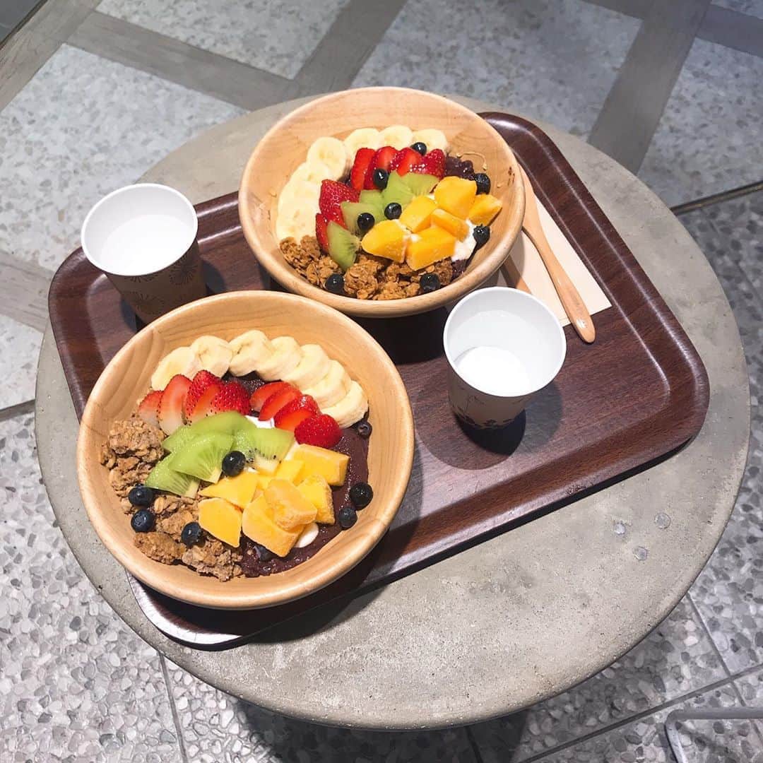 のインスタグラム：「【新宿 FRUTA FRUTA】 アサイーボウルの食べれるアサイーカフェ🤤 ⠀ 🏠#新宿 #フルッタフルッタ 🚶‍♂️新宿駅徒歩5分 新宿三丁目駅徒歩3分 新宿マルイ本館 📖スペシャルアサイーボウル(¥1080)×2 ⠀ ボリュームたっぷりのアサイーボウル。  グラノーラ入ってるから食べた感ばっちり。 冷凍フルーツがたっぷり乗ってて映え。 ヘルシーで良き。 ⠀ マンゴーだけ凍りすぎ。 はちみつかけたりもできる。 これは夏にぴったりだわ。 ⠀ 5Fの食べ物買うと使えるテーブルが映え。 写真は鬼のように映えるけど目の前ナッツ並んでるし変な音楽かかってるし。 ぴよぴよ聞こえる。 じわる。」