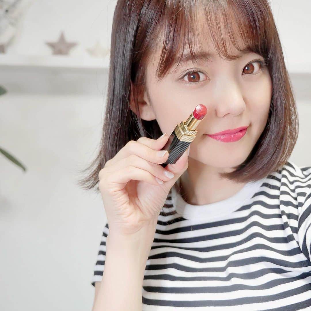 林村ゆかりのインスタグラム：「ボーダーにこんな赤リップな日💄 ⠀ ⠀ ⠀着心地良くて使いやすい！ ・クルーネック半袖Tシャツ ⠀#無印良品 #半袖シャツ #ボーダートップス ⠀ ⠀ ⠀ ⠀ ・ゴールドラメが可愛くシックで軽いつけ心地。最高。 #lip #シャネル #ルージュココフラッシュ  70 アティテュード ⠀ ⠀ ⠀⠀ ⠀ #美容#美容好き#アラフォー#アラフォーコーデ#30代ファッション #30代コーデ#リップメイク#カジュアルコーデ #ootd#selfie#自撮り#自分磨き#美意識」