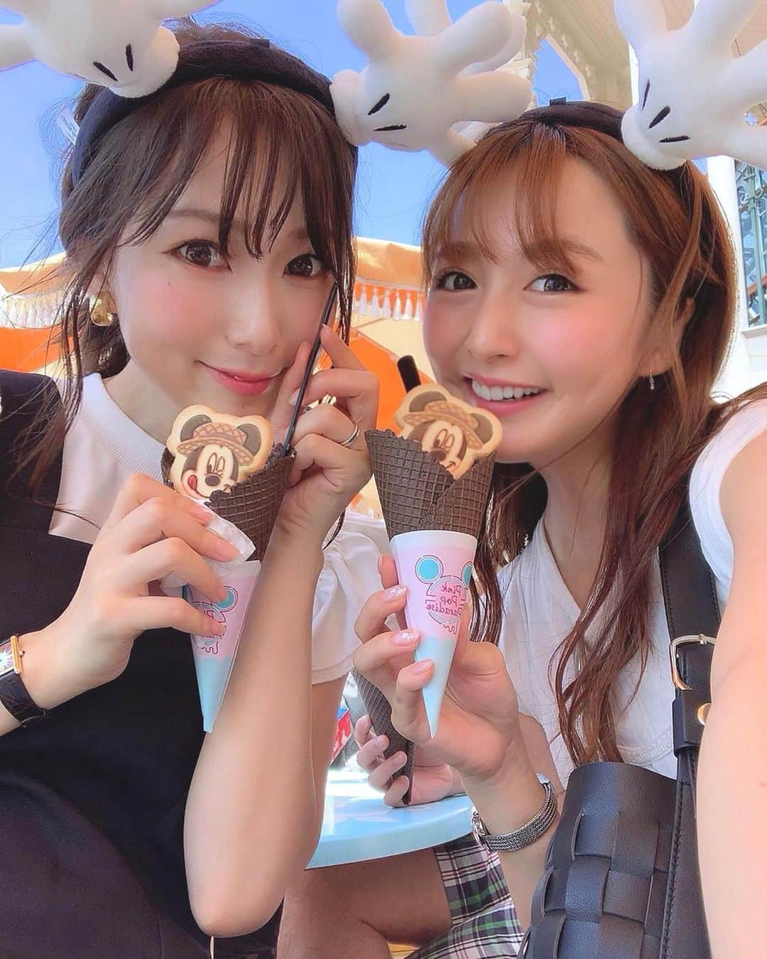 西村笑花さんのインスタグラム写真 - (西村笑花Instagram)「👭 ・ ・ 少し前にディズニー行ってきたよ💓 楽しかったな〜☺️🎂❤︎ いつもありがとうっ💓 久しぶりにお昼くらいから行ったけど とっても暑くて休憩ばかりしちゃった🤣！！ #disneyland #disney #tdl #icecream #yum #tokyo  #ディズニーランド #東京ディズニーランド #ディズニーコーデ #🍦 #えみかぐるめ」7月3日 18時57分 - emika_nishimura