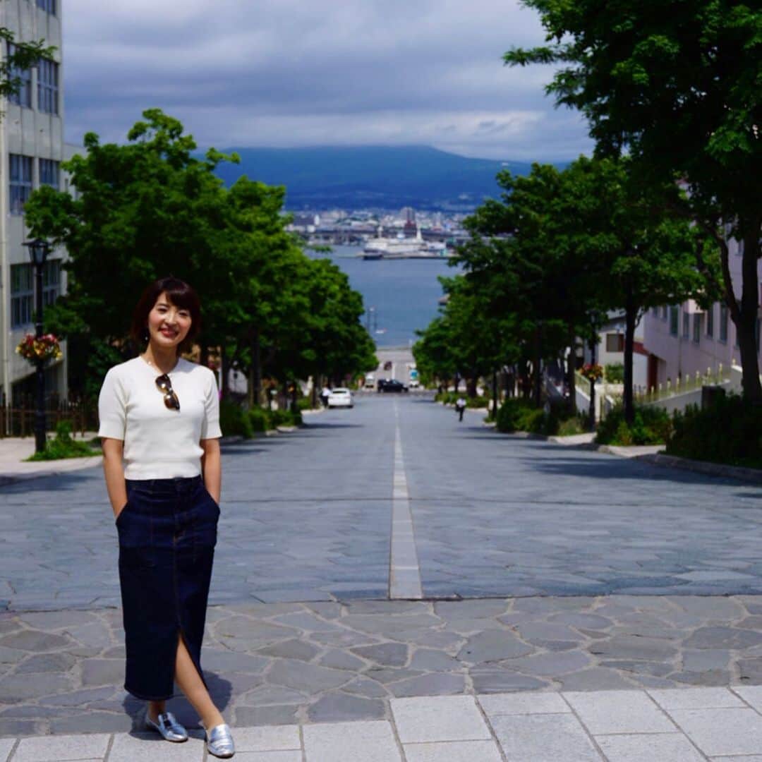 新田朝子さんのインスタグラム写真 - (新田朝子Instagram)「海風を感じながら港を散歩したり、坂を登って景色を眺めたり、教会や領事館で異国情緒を感じたりしているうちにあっという間に１日が過ぎました。 . 空も海も青くて広く、気持ちよかったなぁー💙 . それから、弘前から来ていた修学旅行中の小学生がとっても礼儀正しくて、地図を譲ってくれました。元気よく挨拶してくれたのも、津軽弁も可愛かった😌💗 . #北海道 #函館 #函館山 #元町 #十字街 #観光スポット#ベイエリア #赤レンガ倉庫 #金森赤レンガ倉庫 #八幡坂 #ハリストス正教会 #カトリック元町教会 #聖ヨハネ教会 #ハンバーグ専門大賀 #紫陽花 #旅行好きな人と繋がりたい #北海道大好き #hokkaido #hakodate #bayarea #hamburger #travellover #travelpic #✈️」7月3日 18時52分 - asako.nitta