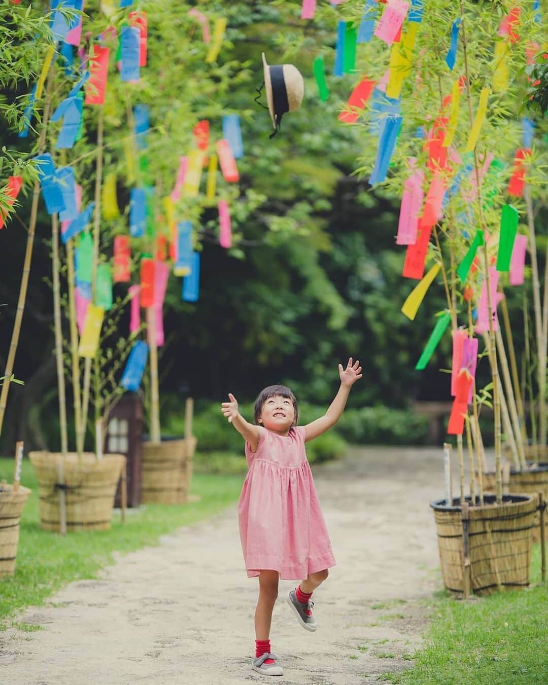 タビスルキッズのインスタグラム：「こんばんは😊 現在、「初夏」を楽しんでいるお写真・動画を募集中です✨ 本日の #タビスルキッズ はこちら💕 📷@naohiro_3さん 🚩愛知県・名古屋市「徳川園」 🎙ご本人コメント もうすぐ七夕。 ﻿﻿﻿﻿﻿＊＊＊＊＊＊ ワクワク感が伝わってくる元気がでるお写真です✨ いつも、かわいいお写真ありがとうございます💕」