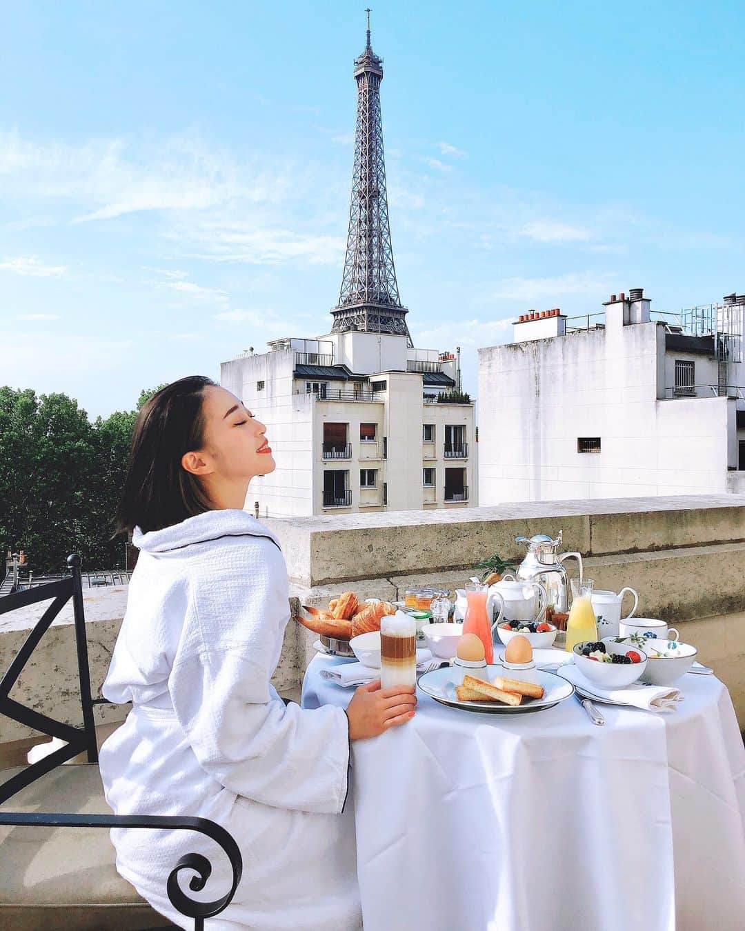 のインスタグラム：「おはよ❤️ 今からずっと行ってみたかった所へ移動〜✈︎✈︎✈︎ goodbye paris🇫🇷👋 まだまだパリの写真たくさんあるから 帰ったらゆっくり載せていくね🌹 ・ ・ 旅行前に @dr.y.yumi 先生の所で 医療エステ受けてきたよ🌹 いつもありがとうございます❤️ ・ ・ #paris#🇫🇷#あん旅 #effeltower #travelgram #エスビューティークリニック」