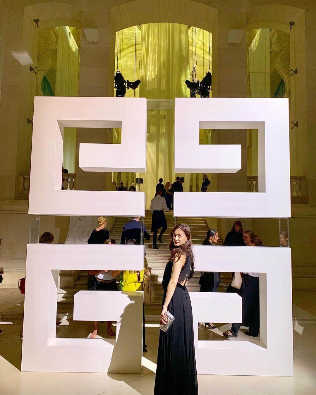 のインスタグラム：「GIVENCHY👗 Haute Couture FW 19/20✨ . Très très belle soirée ✨🌜 . #givenchy  #hautecouture #show #paris  #pariscollection #fashionweek #hautecoutureweek #hautecouturedress #givenchybeauty #parisfashionweek #dress #longdress #fashion #france  #trip #travel #travelgram #traveling #travelblogger #travelphotography」