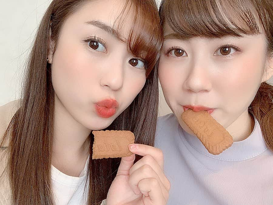 井手口瑞歩さんのインスタグラム写真 - (井手口瑞歩Instagram)「. お姉ちゃんが海外行ったら買ってくる お菓子はハズレなしで絶対に美味しい説✌︎✌︎✌︎ . 一昨日は急遽お姉ちゃんちに お泊まりしてきた😂 突然なのに泊めてくれてありがとう🙏 . #井手口姉妹 #姉妹 #仲良し姉妹 #お姉ちゃん  #井手口姉弟 #姉弟 #仲良し姉弟 #自慢の姉弟 #井手口家 #お姉ちゃんっ子 #シスコン #笑 #sisters #family #mylover #love #instagood #instalike #instadaily」7月3日 18時55分 - mizuho.04