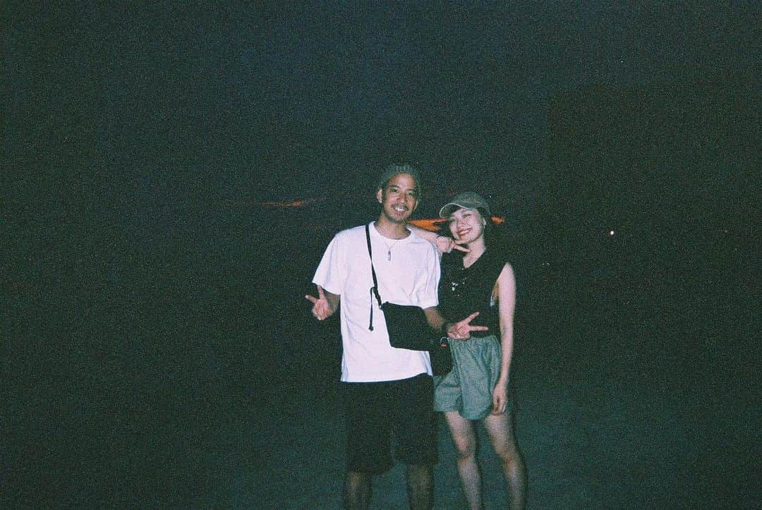 sayocoのインスタグラム：「カーキ白黒夫婦👨🏽👩🏻🖤 (背景はピンクのサンセットだったはず🤔📷🎞) #sayo_trip」