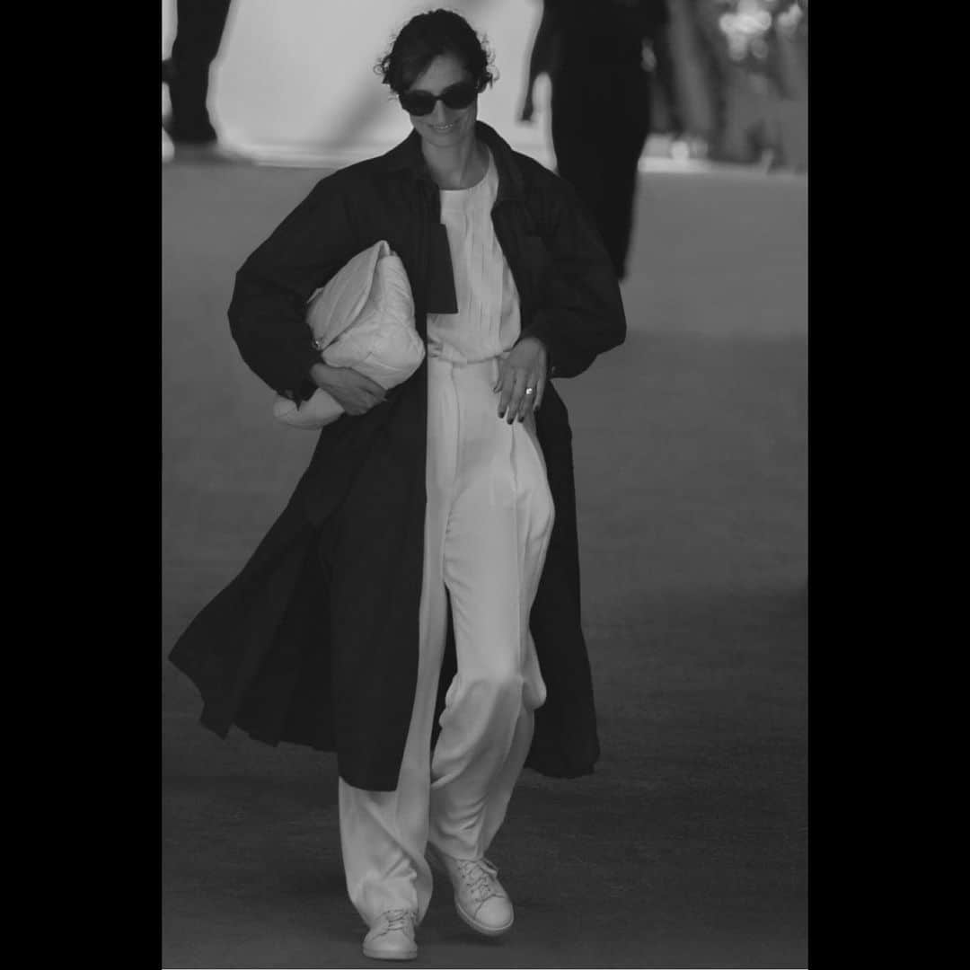 カロリーヌ・ド・メグレのインスタグラム：「Leaving the Grand Palais yesterday after #ChanelHauteCouture show  ph @guillaumelillo」