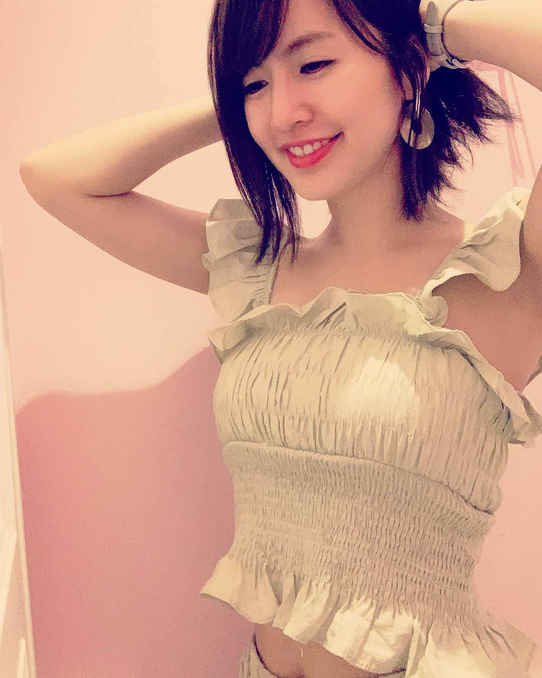 浜田真衣のインスタグラム：「好きなものを着て、 好きな場所で 好きな人たちと 好きなことができたら最高♡ 👕: #dholic #dholicsnap  #すきこと #トレンドアイテム #なつふく #夏服コーデ #夏服コーディネート #可愛い服 #夏ピアス🐚💓 #ふぁっしょんこーで #オススメしたい #れでぃーす #ootd #夏服ファッション#浜田真衣 #monaカフェ  ーーーーーーーーーーーーーー  宣伝🌸  Line@(ID):@bkj4113l  Twitterアカウント:@nna1317  SHOW ROOM:はまD部屋  MONA🌈:@mona_magazine  劇団MONA:@gekidan_mona  MONA映画: @jodame_movie」