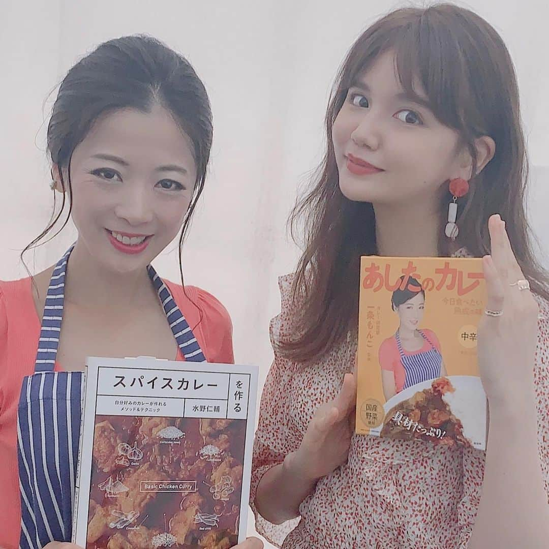 一条もんこさんのインスタグラム写真 - (一条もんこInstagram)「CURRY & MUSIC JAPAN 2019  6月30日。カレートークショーにご来場いただいた皆さま、 あいにくの雨の中、ご覧いただき本当にありがとうございます。  温かく見守っていただきながらのスパイシートークはあっというまでした。  水野さんとリーダーのカレー、 小宮山さんのレモンライス、 ケイタリングでいただきました！  粗挽き肉のゴリゴリ感最高だった、、 レモンライスの爽やか感、また食べたい、、 アーティストさん方の生歌もシビレました(〃ω〃) ネギッコちゃんカレーが早々に完売してしまってすみませんでした、、、(◞‸◟)また、イベントにて販売します！！ 倫子ちゃんがかわいすぎて目が霞んだ日曜日でした(＞＜)♡ #カレー#CURRY & MUSIC JAPAN 2019#カレーと音楽#横浜赤レンガ倉庫#イベント#トークショー#小野員裕#水野仁輔#リーダー#小宮山雄飛#村田倫子#カレーズカムトゥルー#一条もんこ」7月3日 19時16分 - monko1215