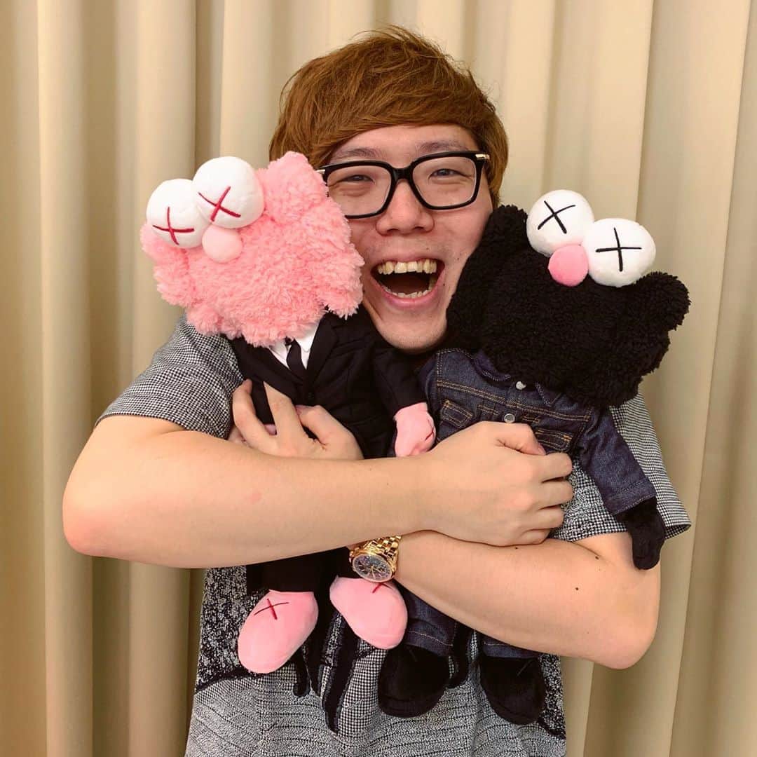 HIKAKINのインスタグラム：「ついに届いた幻の DIOR × KAWS ぬいぐるみ！ カワイイ😵💕 #DIOR #KAWS」