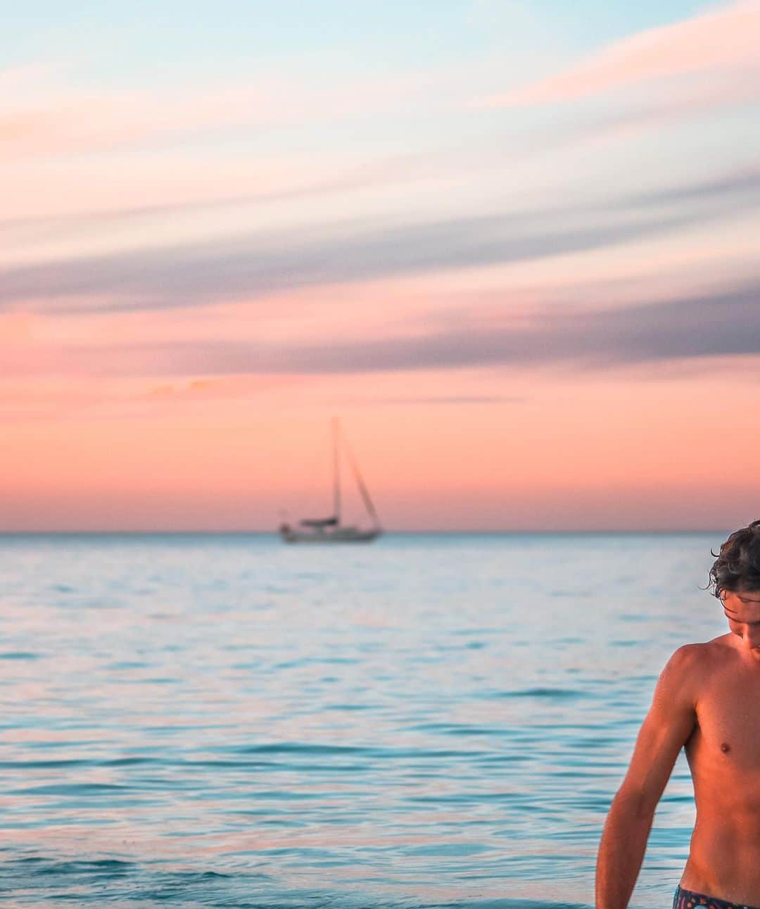 カーティス・マーシャルのインスタグラム：「European sunsets 😻🌅⛵️」