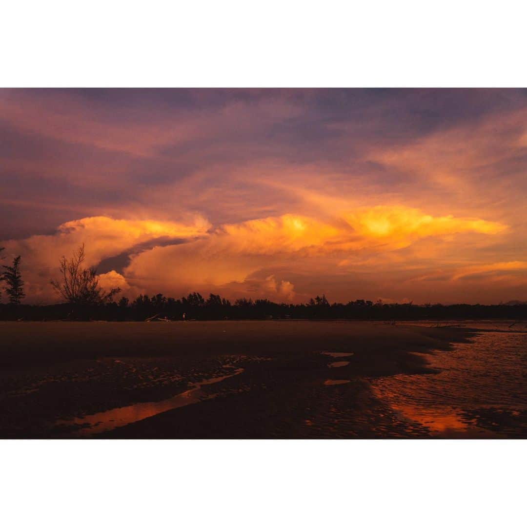 GENTAのインスタグラム：「The most dramatic sky I have ever seen. #マレーシア #ボルネオ島 #サバ州 #コタキナバル #sabahtourismjpn #sabahtourism」