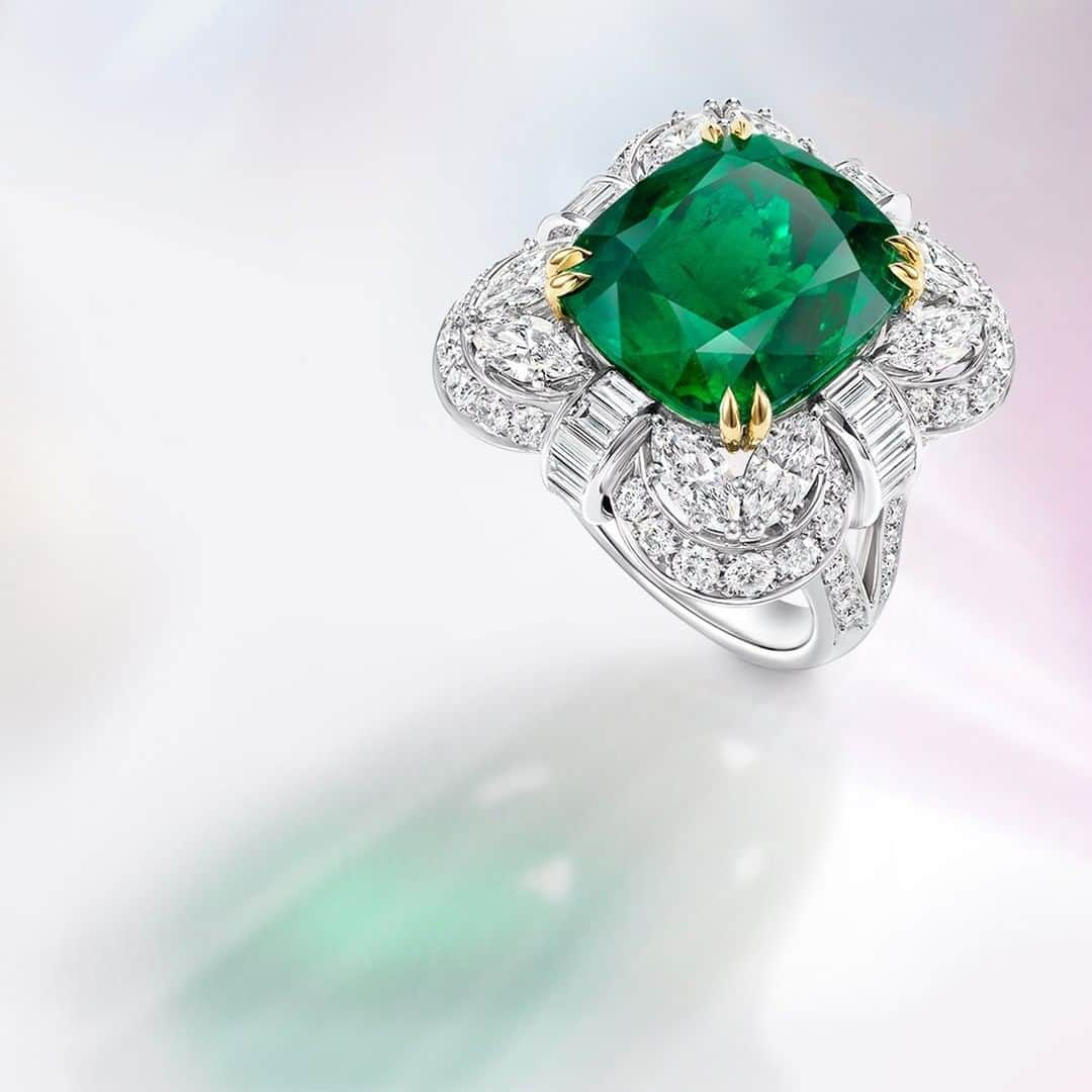 ハリー・ウィンストンさんのインスタグラム写真 - (ハリー・ウィンストンInstagram)「The shade of summer. Color your days with a wondrous 15.67-carat cushion-cut emerald from #HarryWinston. #HighJewelry」7月3日 19時31分 - harrywinston