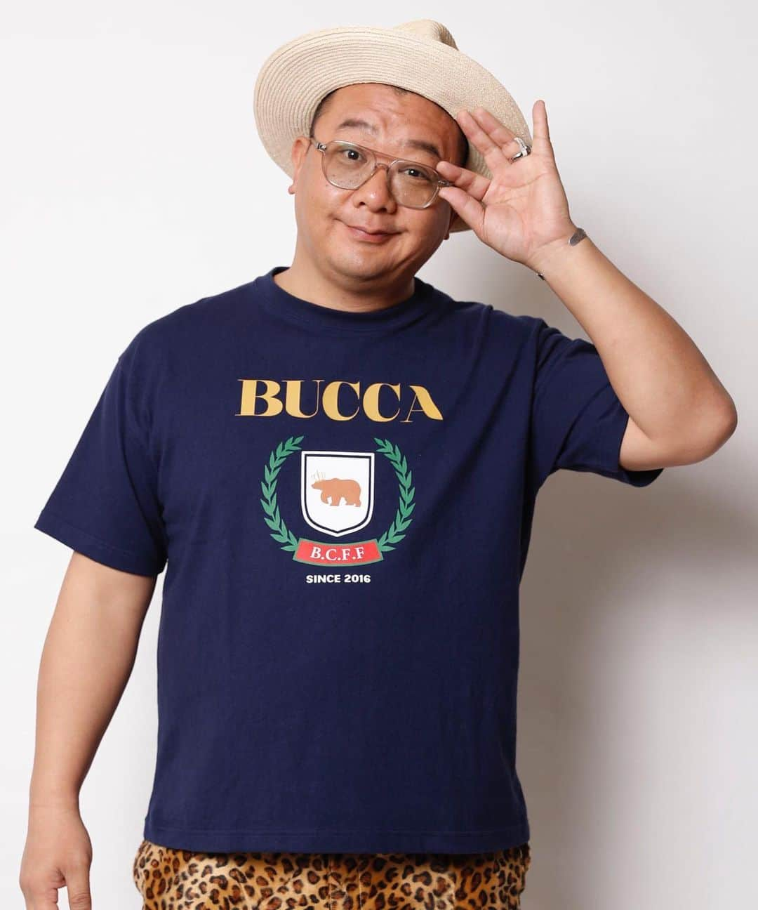 BUCCA 44さんのインスタグラム写真 - (BUCCA 44Instagram)「✨新作紹介✨ 中央のBearに注目のカレッジ TEE 3色展開でご用意☺️ 是非ご覧くださいませ‼︎ ・ ✔︎カレッジロゴ TEE ¥4,590+tax color:ホワイト,ネイビー,杢グレー size:M.L.XL.XXL.XXXL 着用 XXL ・ ZOZOTOWNはプロフィールからご覧いただけます🙌🏻 ⇒http://zozo.jp/sp/brand/bucca44/ ・ #bucca44 #新作 #カレッジロゴ #プリントtee  #5サイズ展開 #ポチャメン #ポチャイリッシュ #ビッグサイズ #ビッグシルエット #ユニセックス」7月3日 19時31分 - bucca44_official