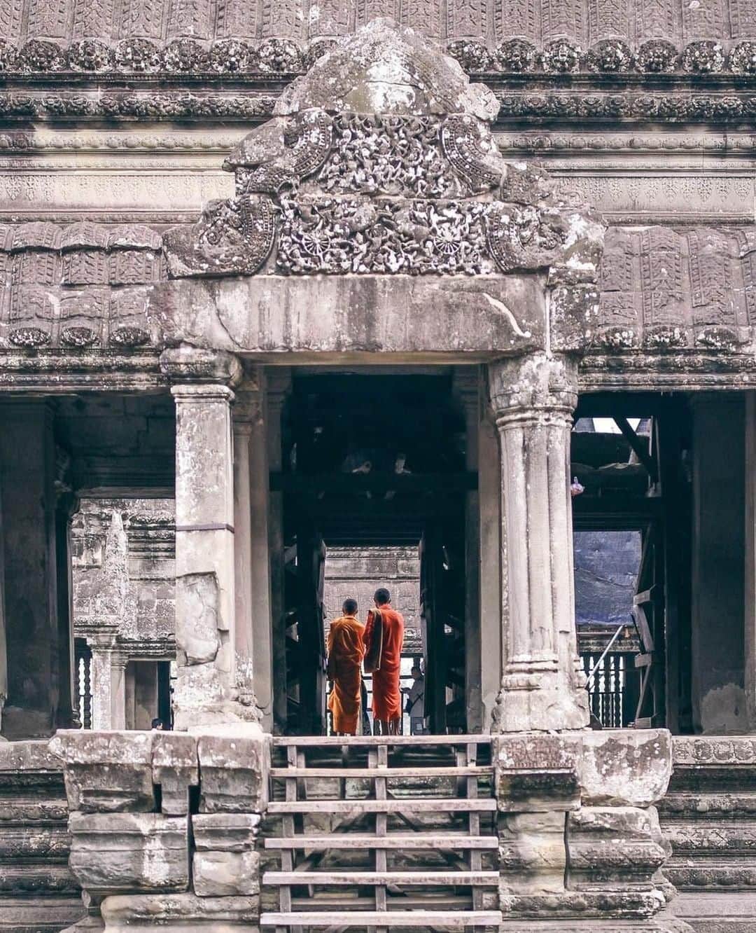 Lonely Planetさんのインスタグラム写真 - (Lonely PlanetInstagram)「#LonelyPlanet local @paperplanesblog recently visited world-famous #AngkorWat from her home city of Chiang Mai, Thailand, and she wasn't disappointed! Originally constructed as a Hindu temple, this vast structure was transformed into a Buddhist place of worship in the 12th century. Tap our bio link to find out more about one of the world's most iconic wonders.」7月3日 19時42分 - lonelyplanet