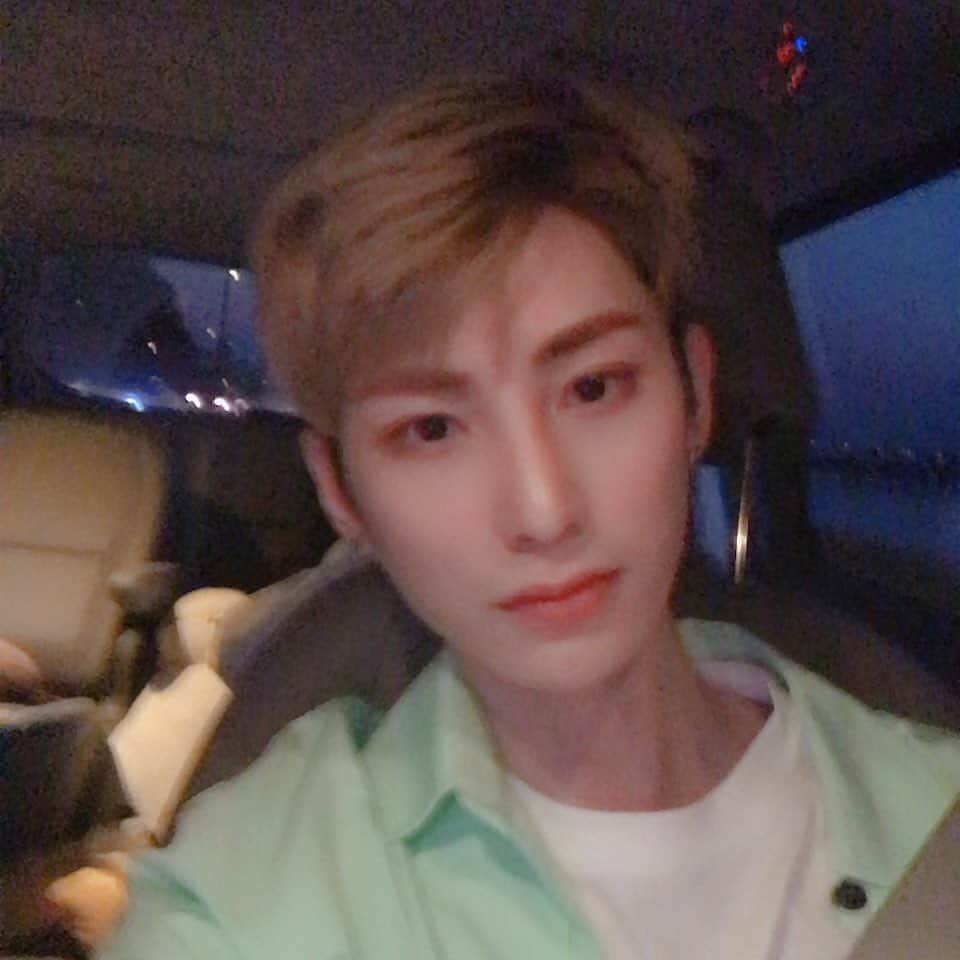 IN2ITさんのインスタグラム写真 - (IN2ITInstagram)「인투유 여러분!!! 어제는 저와 노노형의 퇵길아웃 33번째 진행이었어요~~~ 와우!!! 여러분 한국어가 아직 많이 부족한 저를 계속 응원해주셔서 감사해요~~ 더 열심히 할게요~~ ❤️❤️ ㅤㅤ IN2U!!!!!! Yesterday was the day of the 33rd episode on The Show Tweck It Out~~ Thank you guys for keeping supporting me and Nono hyung even tho I’m still lack of korean~~ we will work harder 🤗🤗 ㅤㅤ IN2U！！！ 昨天是我和虎虎哥在The Show 下班路 第33集啊～～33日～～雖然我的韓文還不是很流利 可是你們還是繼續支持著我～～真的很謝謝啦 我會更加努力的～～🍞🍞 ㅤㅤ #인투잇 #인투유 #아이젝 #인호 #IN2IT #IN2U #Isaac #Inho #젝그 #더쇼 #퇵길아웃 #33회 #영상찍고나서노노형이피곤해서먼저잤어요 #젝젝엠씨할때행복해요 #인투유들항상뒤에서응원해주셔서행복쓰 #TheShow #TweckItOut #JekMC #HopeYouGuysHaveFunEveryTuesdayWithUs #ThankYouGuysForLovingUsIN2IT #BanyakOrangSukaGambarITakenInMalaysia #TungguGambarYangLain #BangJekAdaSikitSibukItulahTakDapatUplaodLagi #HandsomekanKamiPakaiJubah #謝謝你們每天不管是來現場還是在網上支持著我們 #我想問你們一個問題 #你們覺得自私是對的嗎 #跟我分享你們的想法」7月3日 19時42分 - official_in2it