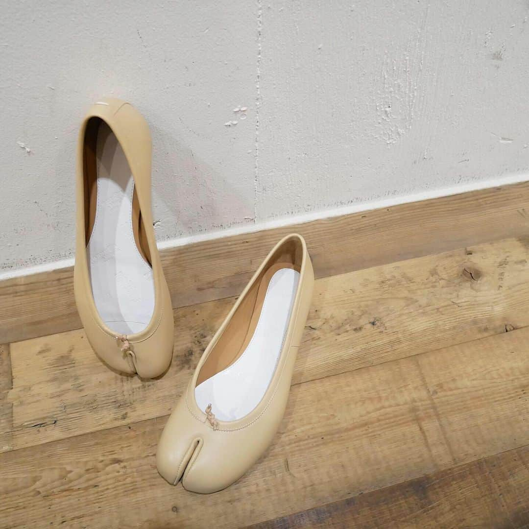 【ANN DE ARKさんのインスタグラム写真 - (【ANN DE ARKInstagram)「【 NEW ARRIVAL】 ・ 《Maison Margiela》 ・ 足袋バレエの新色が入荷致しました🕊 女性らしいナチュラルなヌードカラーです。 ・ ◆ TABI BALLET SHOES-NUDE- ¥95,040 ・ TOPS:#77circa  SKIRT:#ronherman ・ お問い合わせはこちらから ⬇︎⬇︎⬇︎⬇︎ @ann_de_ark #maisonmargiela #メゾンマルジェラ #margiela #マルジェラ #タビブーツ #足袋バレエ #タビバレエ #バレエシューズ #shoes #womenstyle #coordinate #style #styling #コーデ #コーディネート #ファッション #fashion #styling #レディース #ショップ #栃木 #宇都宮 #anndeark #arknets」7月3日 19時38分 - ann_de_ark