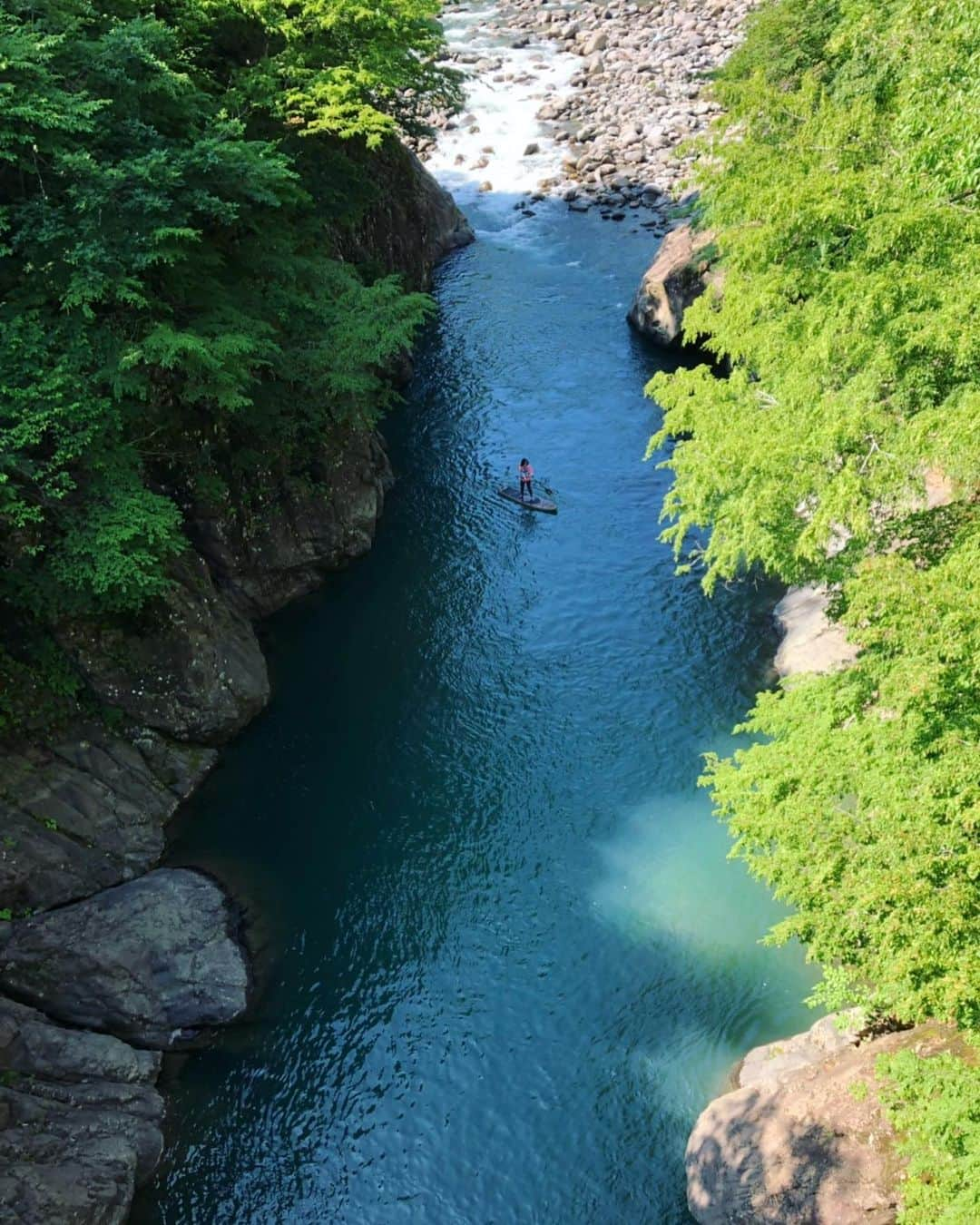 関貴英さんのインスタグラム写真 - (関貴英Instagram)「【タカ&トシの海・湖SUP・BBQツアー （1泊2日） 】 開催日 / 7月14.15日 プロスノーボーダーの関貴英とYUZAWABASE の南雲利仁がタッグを組んでグリーンシーズンの新潟県・魚沼の良いところを紹介致します。お手軽に大自然を楽しむことのできる魚沼でアウトドアを楽しんで見ませんか？ 1日目は最高に綺麗なロケーションの川、夜はBBQ、翌日は日本海に行ってタカ&トシが食料は現地調達！！ YUZAWABASEならではのおもてなしで完璧にサポートさせて貰います！！ ご参加お待ちしております。  集合場所 / ロッヂマリ 集合時間 / 8時30分 解散時間 / 翌日17時予定 募集人数 / 6~12名 参加条件 / 健康な方ならどなたでもご参加頂けます。SUP体験してみたい方、アウトドアアクティビティーを堪能した方・スノーボードのオフトレに活かしたい方など、アウトドア好きなら大歓迎です！！ 参加可能年齢 / 小学生高学年以上~ ※小学校低学年のお子様は保護者の方と同じボードに乗っていただきます。小学校高学年のお子様は１人１艇お渡しします。 参加費 / 1泊3食 温泉券付き　22,000円（税込）  料金に含まれるもの 宿泊・レンタルSUP一式2日間（ ボード・パドル・ライフジャケット・アクアシューズ・レジャー保険・1日目夜のBBQ・翌日朝食・温泉券付 ） ※アクアシューズは数に限りがありますので、汚れても濡れても良い靴も持参お願い致します。 ■スケジュール予定 1day 8:30~集合 9:30~SUP 12:00~ランチタイム 13:00~SUP 14:30~終了 15:30~温泉へ 17:00~BBQ 21:00~終了 24:00~各自消灯準備 2day 7:00~日本海へ出発 9:30~日本海到着 15:30~現地解散 ＊全スケジュールは天候により、変動致します。  持ち物（SUP編） ・水着・化繊インナータイツ上下・ラッシュガード・帽子・サングラス・日焼け止め・飲み物・タオル・ビーチサンダル・その他各自必要と思われるもの  #sup  #サップ #souyustick  #yuzawabase  #自然 #遊び #ツアー #bbq  #川 #海 #魚 #ムラサキスポーツ #murasakisports #murasakisports_official #ridelifesnow  #santacruz #FLUX #BONFIRE #GIRO #スノーボード  #ジャンプ #フリースタイル  #つながり #飲食店 #超炭酸ハイボール #スポーツバー #skatebar #俺オレole #感謝  @fuckintosh0120」7月3日 19時50分 - takahideseki