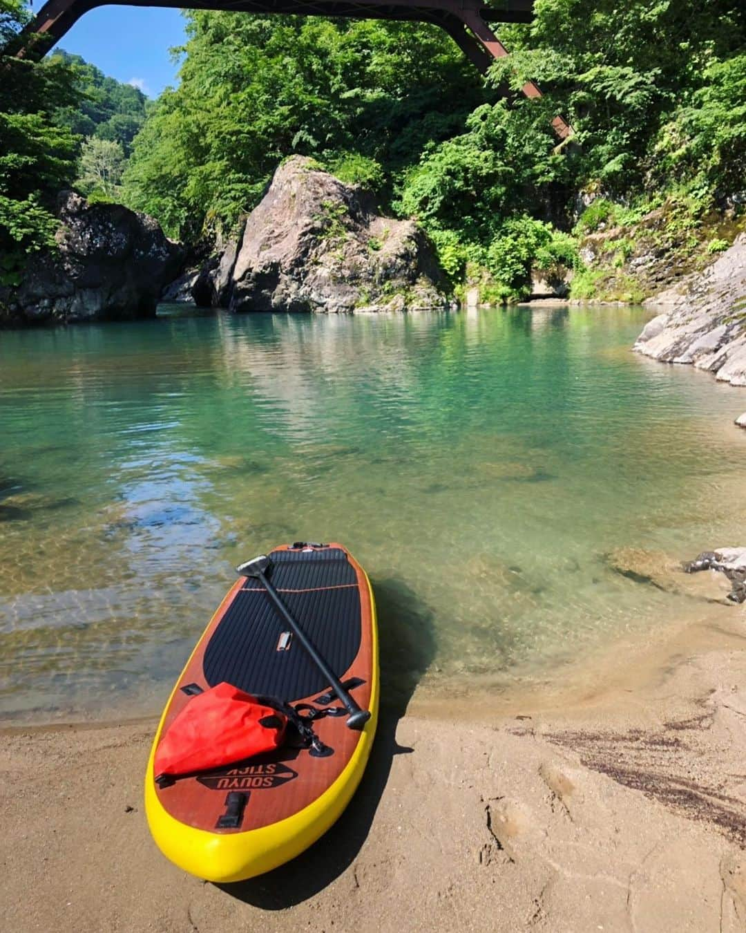 関貴英さんのインスタグラム写真 - (関貴英Instagram)「【タカ&トシの海・湖SUP・BBQツアー （1泊2日） 】 開催日 / 7月14.15日 プロスノーボーダーの関貴英とYUZAWABASE の南雲利仁がタッグを組んでグリーンシーズンの新潟県・魚沼の良いところを紹介致します。お手軽に大自然を楽しむことのできる魚沼でアウトドアを楽しんで見ませんか？ 1日目は最高に綺麗なロケーションの川、夜はBBQ、翌日は日本海に行ってタカ&トシが食料は現地調達！！ YUZAWABASEならではのおもてなしで完璧にサポートさせて貰います！！ ご参加お待ちしております。  集合場所 / ロッヂマリ 集合時間 / 8時30分 解散時間 / 翌日17時予定 募集人数 / 6~12名 参加条件 / 健康な方ならどなたでもご参加頂けます。SUP体験してみたい方、アウトドアアクティビティーを堪能した方・スノーボードのオフトレに活かしたい方など、アウトドア好きなら大歓迎です！！ 参加可能年齢 / 小学生高学年以上~ ※小学校低学年のお子様は保護者の方と同じボードに乗っていただきます。小学校高学年のお子様は１人１艇お渡しします。 参加費 / 1泊3食 温泉券付き　22,000円（税込）  料金に含まれるもの 宿泊・レンタルSUP一式2日間（ ボード・パドル・ライフジャケット・アクアシューズ・レジャー保険・1日目夜のBBQ・翌日朝食・温泉券付 ） ※アクアシューズは数に限りがありますので、汚れても濡れても良い靴も持参お願い致します。 ■スケジュール予定 1day 8:30~集合 9:30~SUP 12:00~ランチタイム 13:00~SUP 14:30~終了 15:30~温泉へ 17:00~BBQ 21:00~終了 24:00~各自消灯準備 2day 7:00~日本海へ出発 9:30~日本海到着 15:30~現地解散 ＊全スケジュールは天候により、変動致します。  持ち物（SUP編） ・水着・化繊インナータイツ上下・ラッシュガード・帽子・サングラス・日焼け止め・飲み物・タオル・ビーチサンダル・その他各自必要と思われるもの  #sup  #サップ #souyustick  #yuzawabase  #自然 #遊び #ツアー #bbq  #川 #海 #魚 #ムラサキスポーツ #murasakisports #murasakisports_official #ridelifesnow  #santacruz #FLUX #BONFIRE #GIRO #スノーボード  #ジャンプ #フリースタイル  #つながり #飲食店 #超炭酸ハイボール #スポーツバー #skatebar #俺オレole #感謝  @fuckintosh0120」7月3日 19時50分 - takahideseki