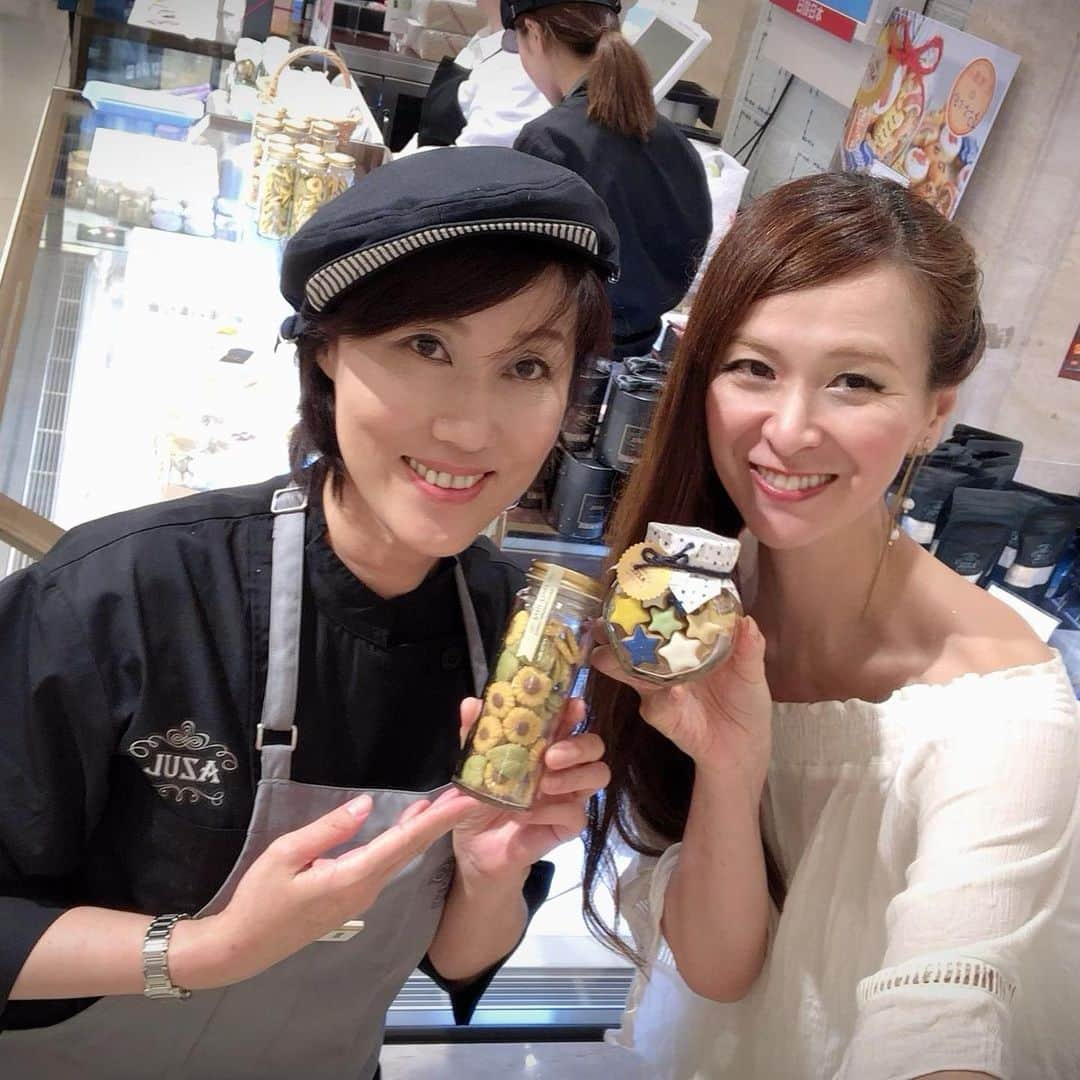 里井真由美さんのインスタグラム写真 - (里井真由美Instagram)「デパ地下催事スイーツ♪ ・ 金魚、キラキラお星さま、ひまわり〜 福岡発祥の、大人気❗️「桜坂AZUL」 @sakurazaka.azul  @azulyoko 武陽子さんのアイシングクッキーたち✨🌻🎋 ・ ・ 7/3〜9まで日本橋三越 地下1階に登場です😊大好き❤ ・ お気に入りな点は、可愛くて天然素材を使った色！例えばひまわりは100%野菜の色なんです。 おいしくて身体にも良いんです💓💓 ・ ・ クッキー甘みは九州きび糖を使った身体に優しいお菓子です😌💓 ・ トップ画像の金魚シリーズは「婦人画報お取り寄せ」でも即完売する人気っぷり😆❤️ここで買えるのは貴重です♪ ・ ・ azulさんは農林水産省「ありが糖運動」にもご賛同頂いてます🙏❤︎感謝 ・ http://www.maff.go.jp/j/seisan/tokusan/kansho/kakudai/index.html ・ ・ 日本橋三越地下1階 7/9(火)まででーす。お見逃しなく❤️ ・ ・ #桜坂azul #アイシングクッキー#azul#博多#三越#デパ地下スイーツ #クッキー#手作り#きび糖#ありが糖運動 #里井真由美#1級フードアナリスト里井真由美 #日本橋三越」7月3日 19時45分 - mayumi.satoi