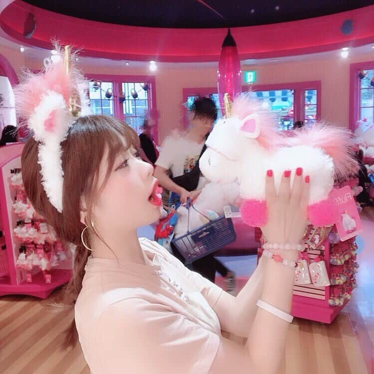 高橋里彩子さんのインスタグラム写真 - (高橋里彩子Instagram)「にゃー😂💞﻿ かわいー🌸🌸﻿ ﻿ 子供を抱っこしてるみたい😭♥️﻿ ﻿ ふわふわのさわり心地は、最高‼ ﻿ ﻿ 女の子のふわふわ、キラキラっていうのをわかってる！﻿ ﻿ フラッフィーって言うんだけど、﻿ ふわふわって意味😂🙌🏻﻿ ﻿ 私もフラッフィーって言葉好き😋♥️﻿ ﻿ ﻿ ﻿ ﻿ モッピーのところがなくなっちゃって﻿ 今はフラッフィー売り場になってるんだ\ ♪♪ /﻿ ﻿ ﻿ ちなみに﻿ これ何？って人はチェック😝🙌🏻﻿ ﻿ ⇣﻿ ﻿ 大ヒット映画「怪盗グルー」シリーズに﻿ 登場するユニコーンのぬいぐるみ★﻿ シリーズに登場する三姉妹の末っ子のアグネスが﻿ 大事にしていたぬいぐるみで、﻿ いま女の子に大人気なんだよ♥﻿ ﻿ ﻿ 白をベースに、ピンクやブルー、イエローの彩色はまさに“ゆめかわ”♥♪﻿ ﻿ ﻿ ちなみに﻿ ﻿ ﻿ ﻿ 黄金の角にふわふわのたてがみが付いた﻿ カチューシャ★﻿ →2200円﻿ ﻿ ぬいぐるみ﻿ ごめん💦﻿ いくらだか忘れた😭﻿ ﻿ ﻿ ﻿ ユニバきたらここおすすめー💘﻿ ﻿ ﻿ ﻿ ﻿ ﻿ ﻿ #ユニバ #フラッフィー #フラッフィーユニコーン #ユニバーサルスタジオジャパン  #ミニオン  #可愛い #usj #ユニバ  #ミニオングッズ  #minions  #minion  #usjコーデ #ユニバコーデ #usj好きな人と繋がりたい #ハッピーガール #愛されガール #笑顔 #smile #happy」7月3日 19時47分 - konkonwanwan