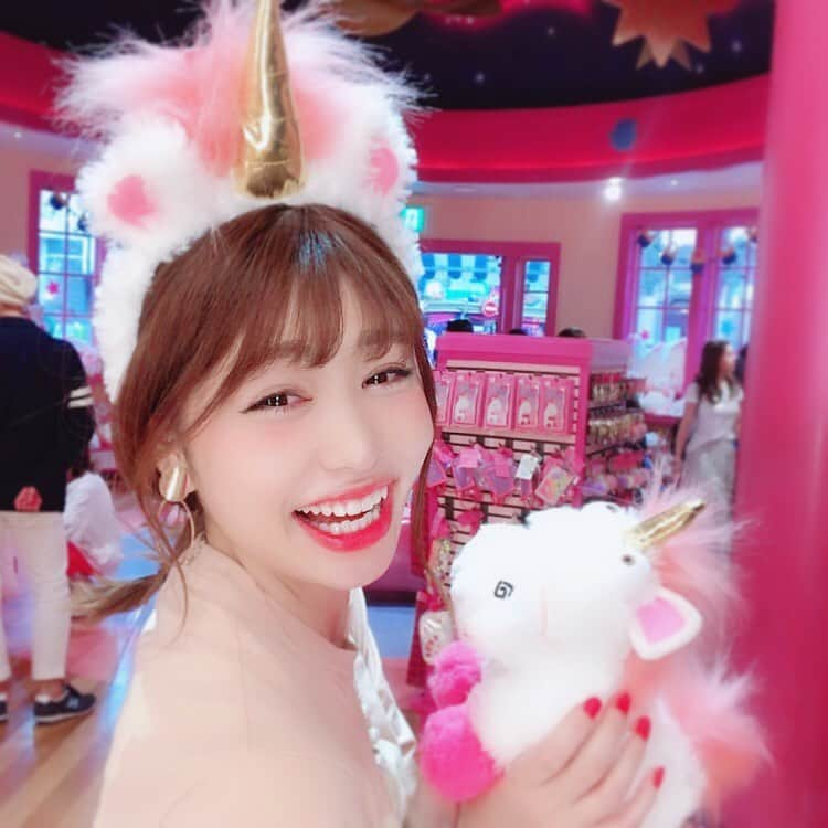 高橋里彩子さんのインスタグラム写真 - (高橋里彩子Instagram)「にゃー😂💞﻿ かわいー🌸🌸﻿ ﻿ 子供を抱っこしてるみたい😭♥️﻿ ﻿ ふわふわのさわり心地は、最高‼ ﻿ ﻿ 女の子のふわふわ、キラキラっていうのをわかってる！﻿ ﻿ フラッフィーって言うんだけど、﻿ ふわふわって意味😂🙌🏻﻿ ﻿ 私もフラッフィーって言葉好き😋♥️﻿ ﻿ ﻿ ﻿ ﻿ モッピーのところがなくなっちゃって﻿ 今はフラッフィー売り場になってるんだ\ ♪♪ /﻿ ﻿ ﻿ ちなみに﻿ これ何？って人はチェック😝🙌🏻﻿ ﻿ ⇣﻿ ﻿ 大ヒット映画「怪盗グルー」シリーズに﻿ 登場するユニコーンのぬいぐるみ★﻿ シリーズに登場する三姉妹の末っ子のアグネスが﻿ 大事にしていたぬいぐるみで、﻿ いま女の子に大人気なんだよ♥﻿ ﻿ ﻿ 白をベースに、ピンクやブルー、イエローの彩色はまさに“ゆめかわ”♥♪﻿ ﻿ ﻿ ちなみに﻿ ﻿ ﻿ ﻿ 黄金の角にふわふわのたてがみが付いた﻿ カチューシャ★﻿ →2200円﻿ ﻿ ぬいぐるみ﻿ ごめん💦﻿ いくらだか忘れた😭﻿ ﻿ ﻿ ﻿ ユニバきたらここおすすめー💘﻿ ﻿ ﻿ ﻿ ﻿ ﻿ ﻿ #ユニバ #フラッフィー #フラッフィーユニコーン #ユニバーサルスタジオジャパン  #ミニオン  #可愛い #usj #ユニバ  #ミニオングッズ  #minions  #minion  #usjコーデ #ユニバコーデ #usj好きな人と繋がりたい #ハッピーガール #愛されガール #笑顔 #smile #happy」7月3日 19時47分 - konkonwanwan