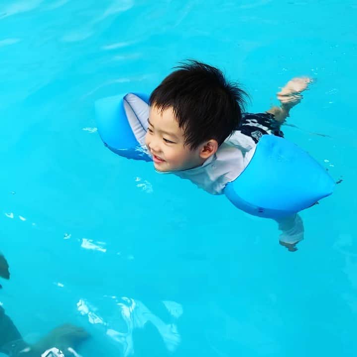 のインスタグラム：「腕の浮輪だけで、イヌカキしたり、くるくる回転したり、自由自在😂✨ 2歳前でここまで泳げるようになるとはビックリ😂‼️✨（笑） ・ ・ ・  #海 #sea #summer #プール #pool #南国 #沖縄 #okinawa #ママ #baby #ママ友募集 #赤ちゃんのいる生活 #ママサークル #ママイベント #ママ会 #都内ママ #ベビスタグラム #mamagirl #ベビフル #コドモダカラ #コドモノ #ママリ #親バカ部 #新米ママ東京部」