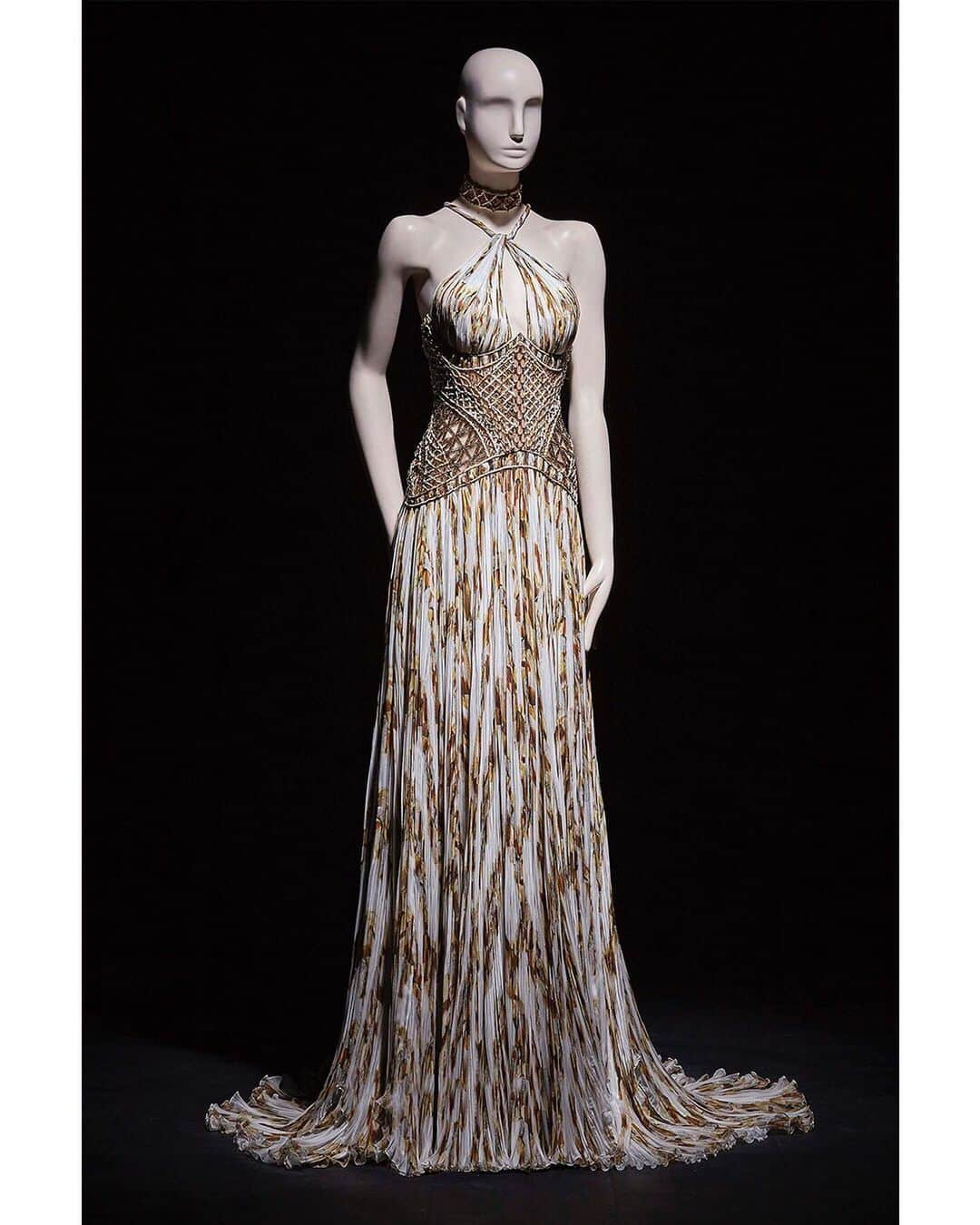 ロベルトカバリさんのインスタグラム写真 - (ロベルトカバリInstagram)「Aisha - Printed gown, our iconic chain motif embellishes this precious dress. The jewelled corset has gold metal braidings, silk and crystals that masterfully shape the silhouette. #RobertoCavalliCouture」7月3日 19時48分 - roberto_cavalli