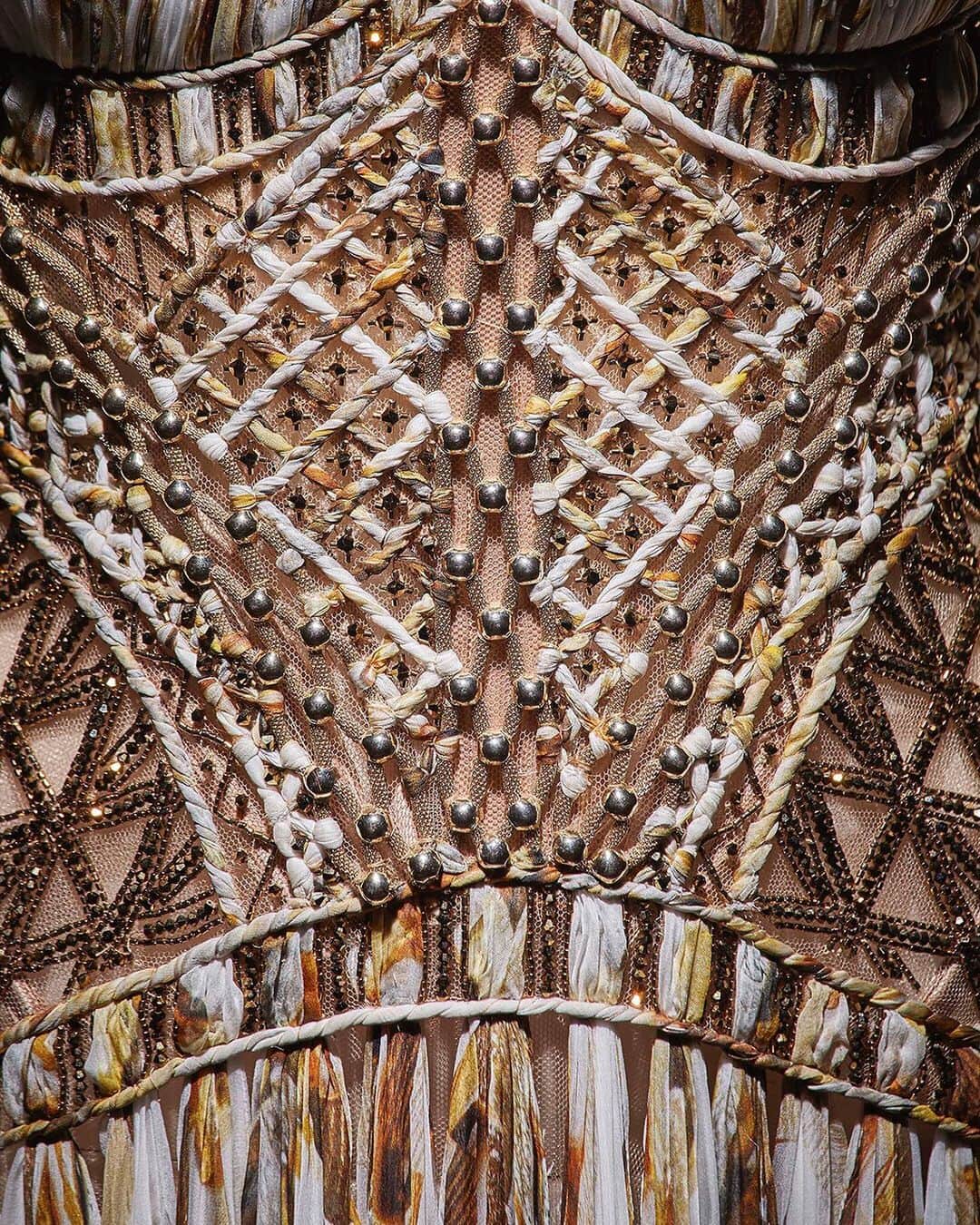 ロベルトカバリさんのインスタグラム写真 - (ロベルトカバリInstagram)「Aisha - Printed gown, our iconic chain motif embellishes this precious dress. The jewelled corset has gold metal braidings, silk and crystals that masterfully shape the silhouette. #RobertoCavalliCouture」7月3日 19時48分 - roberto_cavalli