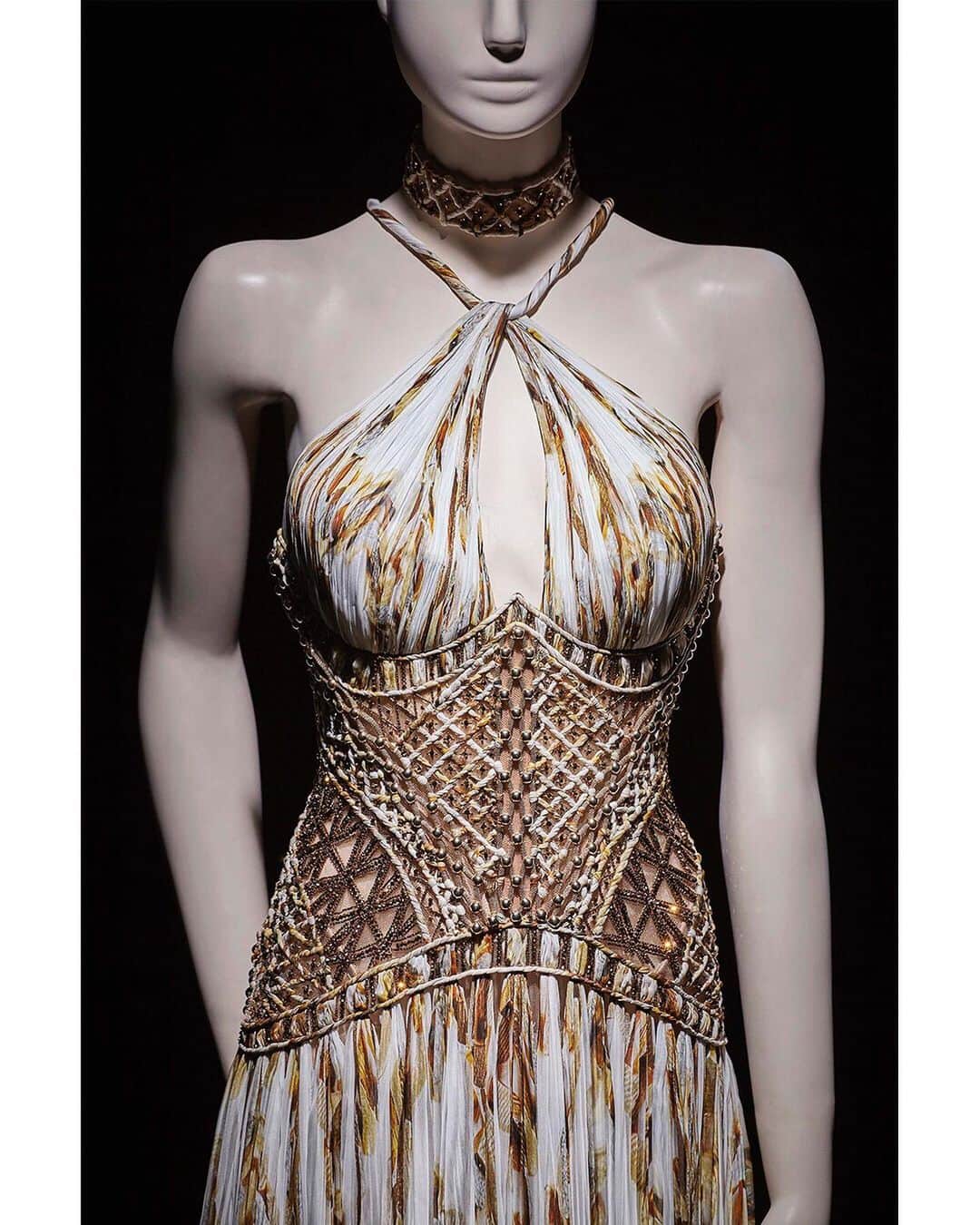 ロベルトカバリさんのインスタグラム写真 - (ロベルトカバリInstagram)「Aisha - Printed gown, our iconic chain motif embellishes this precious dress. The jewelled corset has gold metal braidings, silk and crystals that masterfully shape the silhouette. #RobertoCavalliCouture」7月3日 19時48分 - roberto_cavalli