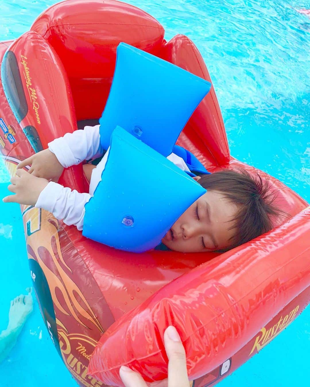 のインスタグラム：「遊び疲れて、浮輪の上で気絶😂🤣ww← ・ ・ ・  #海 #sea #summer #プール #pool #南国 #沖縄 #okinawa #ママ #baby #ママ友募集 #赤ちゃんのいる生活 #ママサークル #ママイベント #ママ会 #都内ママ #ベビスタグラム #mamagirl #ベビフル #コドモダカラ #コドモノ #ママリ #親バカ部 #新米ママ東京部」