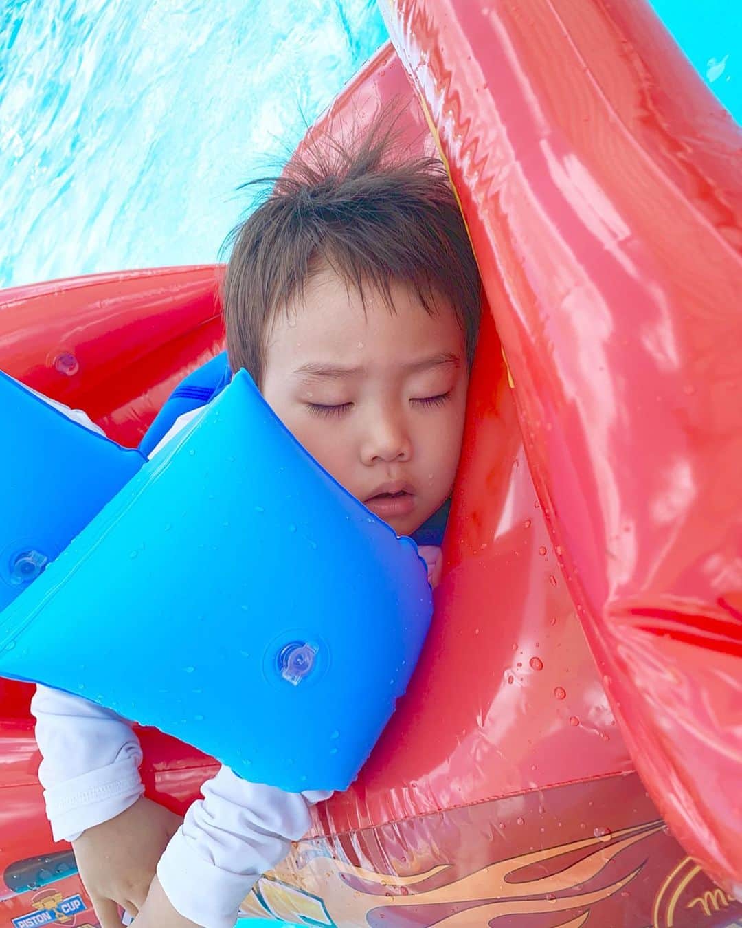 桜井未来さんのインスタグラム写真 - (桜井未来Instagram)「遊び疲れて、浮輪の上で気絶😂🤣ww← ・ ・ ・  #海 #sea #summer #プール #pool #南国 #沖縄 #okinawa #ママ #baby #ママ友募集 #赤ちゃんのいる生活 #ママサークル #ママイベント #ママ会 #都内ママ #ベビスタグラム #mamagirl #ベビフル #コドモダカラ #コドモノ #ママリ #親バカ部 #新米ママ東京部」7月3日 19時49分 - miki.sakurai0214