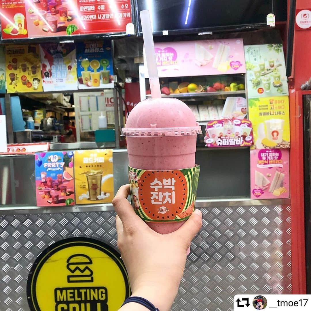 SKINGARDEN［スキンガーデン］さんのインスタグラム写真 - (SKINGARDEN［スキンガーデン］Instagram)「#韓国カフェ #juicy #ジューシー 🍉☀️﻿ ﻿ #フレッシュジュース ブランドの韓国カフェ﻿ 「JUICY」🥤﻿ ﻿ 夏といえばスイカですよね🍉🍉﻿ ﻿ #新大久保 にも店舗があるので是非🌈🌈﻿ ﻿ ﻿ 新大久保駅を出て横断歩道を渡り左に少し﻿ 進んだところにあります🥤💕﻿ ﻿ JUICY 新大久保店﻿ 東京都新宿区百人町2丁目-10-2﻿ 11:00〜23:00﻿  photo by @__tmoe17 #repost #regram ﻿ ﻿ ﻿ #skingarden #スキンガーデン #신오쿠보 #韓国メイク #韓国コスメ #한국메이크업 #메이크업 #코스메틱 #g9skin #berrisome #elishacoy #日韓 #좋아요 #instagood #beauty #しのくぼ #韓国ファッション #韓国好きな人と繋がりたい #エチュードハウス #3ce #셀카 #얼짱 #オルチャンメイク」7月3日 19時49分 - skingarden.jp