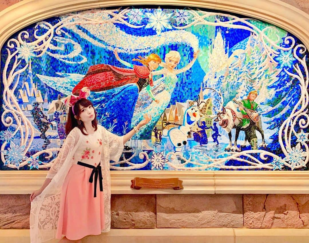 浅井麻里さんのインスタグラム写真 - (浅井麻里Instagram)「🇨🇳上海ディズニーランドの思い出🏰﻿ ﻿ 一個前に投稿した、﻿ 上海ディズニーランドのお城・﻿ Enchanted Storybook Castleの中💕﻿ ﻿ 〝すべてのプリンセスが集まるお城〟﻿ だから、壁のモザイク画も﻿ エルサとアナ、ラプンツェルや﻿ メリダ、ティアナだった✨👸﻿ ﻿ ﻿ ワンス・アポン・ア・タイム・アドベンチャー﻿ っていう、お城の中を巡りながら﻿ 白雪姫のストーリー展示を見ていく﻿ ウォークスルーアトラクションもあるよ✨🍎﻿ ﻿ 東京ディズニーランドのシンデレラ城の﻿ フェアリーテイル・ホールみたいな感じ🏰 上海の方は、全プリンセスの彫刻が見られたり、﻿ 映像や音楽を使った展示で﻿ 白雪姫の世界観を体験できたりして、﻿ 最新の映像技術が綺麗で素敵だった❤️😍﻿ ﻿ ﻿ #上海ディズニーランド#上海ディズニー#上海迪士尼乐园#奇幻童話城堡#魔法がかかったおとぎばなしのお城#アナと雪の女王#ラプンツェル#アナ雪#shanghai#shanghaidisneyland#EnchantedStorybookCastle#上海mari」7月3日 19時59分 - mari_asai_625