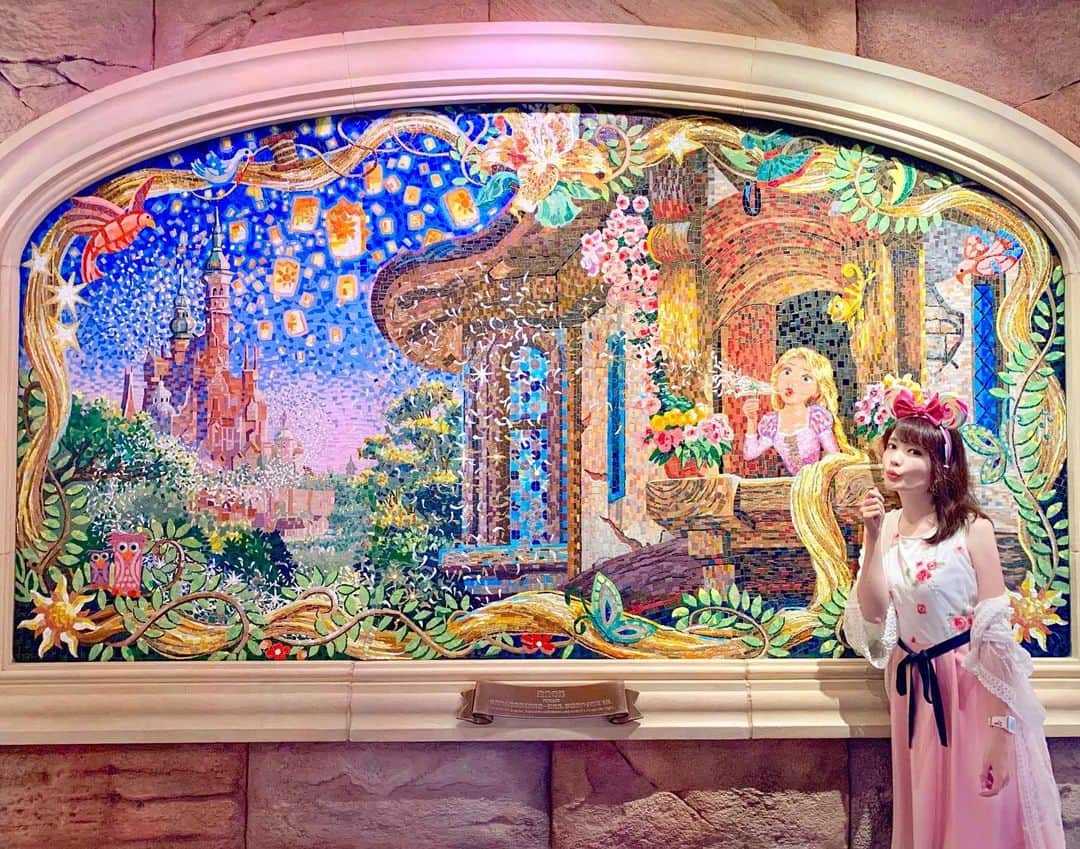 浅井麻里さんのインスタグラム写真 - (浅井麻里Instagram)「🇨🇳上海ディズニーランドの思い出🏰﻿ ﻿ 一個前に投稿した、﻿ 上海ディズニーランドのお城・﻿ Enchanted Storybook Castleの中💕﻿ ﻿ 〝すべてのプリンセスが集まるお城〟﻿ だから、壁のモザイク画も﻿ エルサとアナ、ラプンツェルや﻿ メリダ、ティアナだった✨👸﻿ ﻿ ﻿ ワンス・アポン・ア・タイム・アドベンチャー﻿ っていう、お城の中を巡りながら﻿ 白雪姫のストーリー展示を見ていく﻿ ウォークスルーアトラクションもあるよ✨🍎﻿ ﻿ 東京ディズニーランドのシンデレラ城の﻿ フェアリーテイル・ホールみたいな感じ🏰 上海の方は、全プリンセスの彫刻が見られたり、﻿ 映像や音楽を使った展示で﻿ 白雪姫の世界観を体験できたりして、﻿ 最新の映像技術が綺麗で素敵だった❤️😍﻿ ﻿ ﻿ #上海ディズニーランド#上海ディズニー#上海迪士尼乐园#奇幻童話城堡#魔法がかかったおとぎばなしのお城#アナと雪の女王#ラプンツェル#アナ雪#shanghai#shanghaidisneyland#EnchantedStorybookCastle#上海mari」7月3日 19時59分 - mari_asai_625