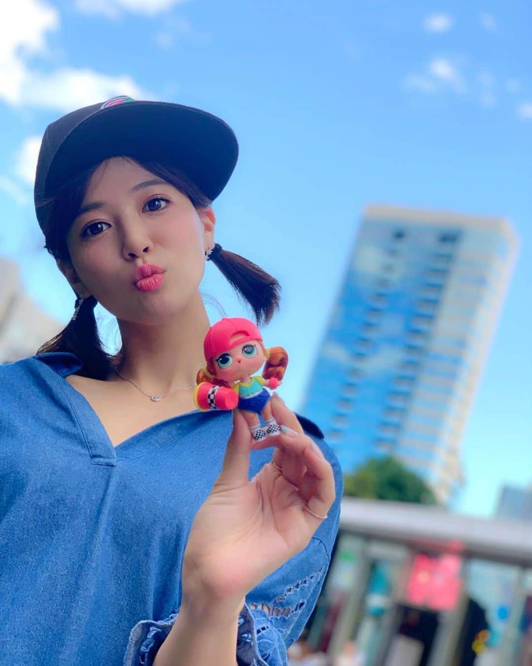 石井里奈さんのインスタグラム写真 - (石井里奈Instagram)「こんばんは☺️❤️ . みてみて🥺💕 1年前にも紹介したLOLサプライズ✨ @lolsurprise_japan_official . パッケージから開けるとき今回はどんなドールが入ってるんだろうといつもワクワクさせてくれるんだよね🥺✨ . 会社で小さな子供がいるお父さんとかも多いから、これ娘さん喜びますよー！とか話したり、どのドールが当たったかとか話してたりして大人気🥺❤️ . 今回発売から1周年を記念してヘアゴールシリーズが登場🥺❤️ . ヘアアレンジを楽しめたり、ドールやコスチュームが氷水でカラーチェンジするなど、「お水でサプライズ！」が楽しめちゃうの🤭🍬 . 今回私はスケーターガールが当たったので、仲良くリンクコーデしてみました😳笑 . これ小さい子供とリンクコーデしたらもっと可愛いんだろうな🤭❤️❤️笑 . 上目遣いがかわいすぎて癒された☺️全種類あつめたいなー🥺🥺 . 今日もお疲れ様でした❤️ . #エルオーエルサプライズ #lolサプライズ #ヘアゴール #着せ替え #ドール #コレクション #人形 #ファンシートイ #pr #fancytoy #着せ替えごっこ #お人形 #doll #おもちゃ #可愛い #コスプレ #スケーター #ストリート #キャップ #二つ結び #skeater #ヘアアレンジ #帽子 #キャップ女子 #ストリートファッション #ストリート系女子 #リンクコーデ #おそろい #双子 #双子コーデ」7月3日 19時59分 - ri7tin1025