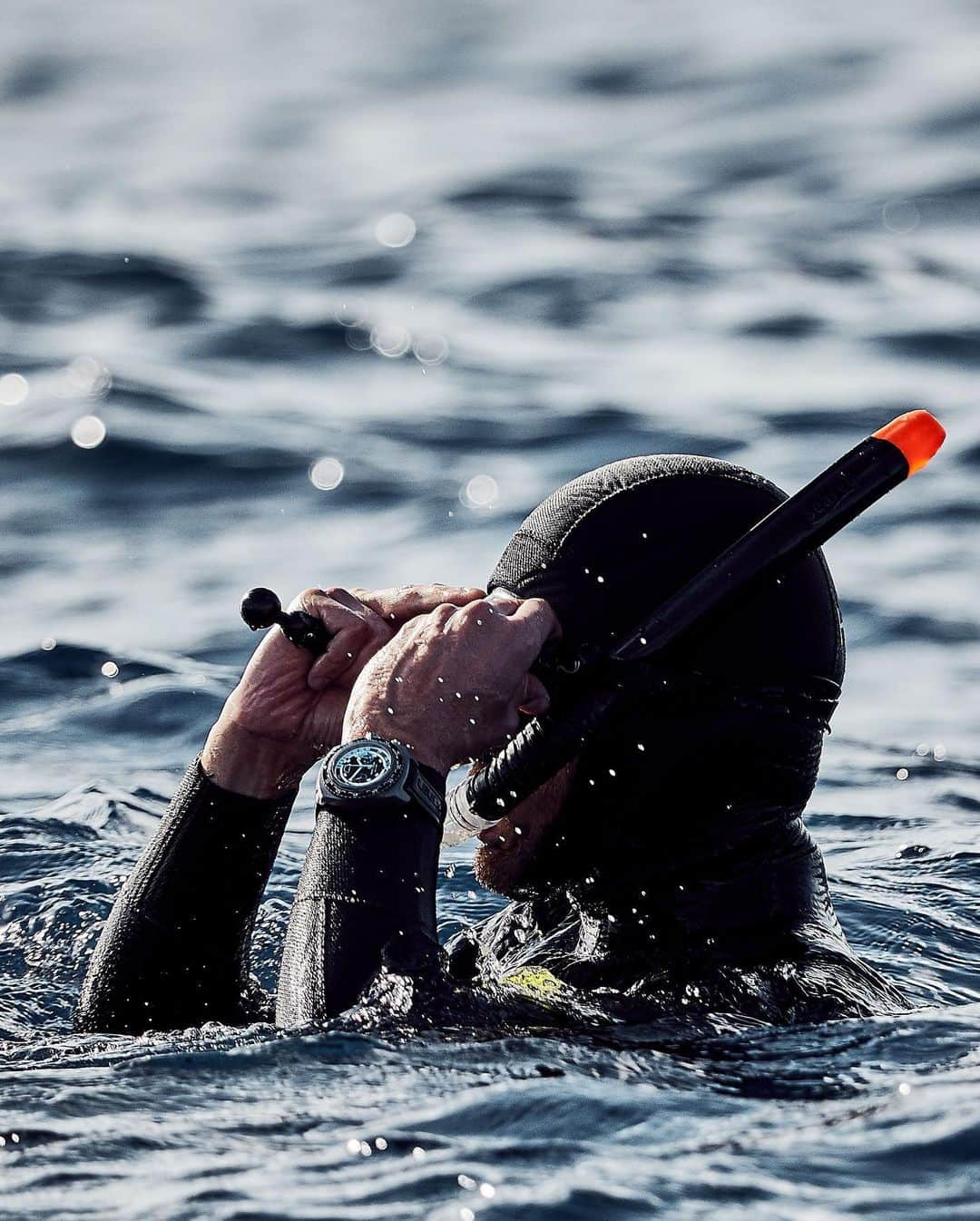 Daily Watchさんのインスタグラム写真 - (Daily WatchInstagram)「This incredible Favre Leuba timepiece can measure current dive depth of up to 120 meters. It performs this measurement with a simple but unconventional technique, wherein the water is allowed to enter the watch through a special chamber that houses a copper membrane. The @FavreLeuba Raider Bathy 120 MemoDepth is definitely the perfect diving partner 👌🏼 #FavreLeuba」7月3日 19時59分 - dailywatch