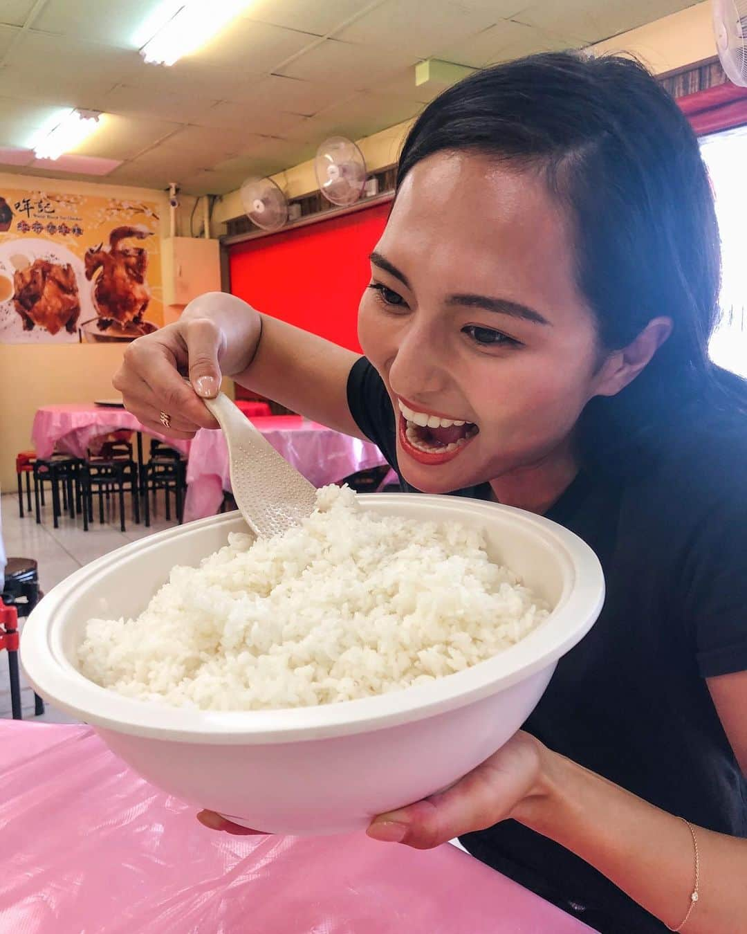 山賀琴子さんのインスタグラム写真 - (山賀琴子Instagram)「またまたローカルご飯！﻿ みんなで美味しくいただきました✨﻿ ﻿感謝😌  你好！ ﻿ 第一次来的地方，这里饭非常好吃。 ﻿ 人全体和善。 ﻿ 自然漂亮。 ﻿ 是全部感谢！﻿ ﻿」7月3日 19時53分 - kotokoyamaga