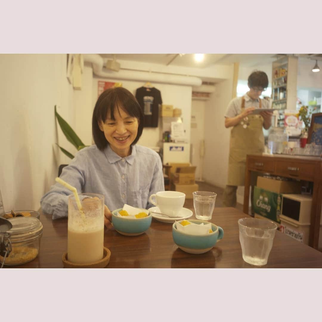 花澄さんのインスタグラム写真 - (花澄Instagram)「あしたから マスターはタイに行ってしまうので お茶をしに。 おからのドーナツのおすそ分けをいただく。 それから寒天が食べたいというので 寒天入りワインと寒天入りぶどうジュースに。 さくらんぼを取っておいたらよかったなー。 飾りがないからプルーンを入れた。(笑) カラダにはよさそうだ。  #leica#leicam10p#ライカ#ライカm10p#tokyo#japan#grlens#28mm#grlens28mm#switar#macroswitar#macroswitar26mm#oldlens#cinelens#オールドレンズ#シネレンズ#喫茶タビビトの木#カフェ#寒天」7月3日 19時53分 - textisan