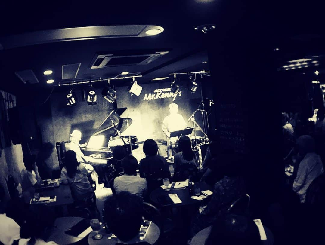 YoYoさんのインスタグラム写真 - (YoYoInstagram)「『七夕Jazz Night Tour 2019』名古屋公演達成！  JAW meets Pianomanにとっては初名古屋ライブ！YoYo the "Pianoman"リリースライブぶりに帰って来れたMr.Kenny's。老舗ジャズクラブの雰囲気、近距離なライブ空間、最近入れ替わってさらに進化したピアノの響きとタッチの良好さで、とても気持ちも高まるライブスタートとなり♫  JAW meets Pianomanの企画スタートからのお話もじっくり聞いていただきましたが、JAWさんの横目で見ながらのツッコミがビシバシ襲ってきて、自分自身笑いを堪えられなくなる位のやり取りが展開(ﾟ∀ﾟ)やはり、５年目のJmP、ココに有り。今ココで、名古屋のステージに立てた事、大変嬉しかったです。 しかしどこまでもジメジメが酷いこの日で、やはり心配になってくるのは"髪型"でしたが、きっと素敵な七夕の、年１の再会が待っているんじゃないか！？と希望を持って演奏に臨みました。 それぞれのオリジナル楽曲のJmPサウンドとしての進化系も、初めて感じてもらい、あたたかい反応をもらえた事、アンケートの言葉も噛みしめるその後となりました。今回七夕ジャズナイトにして東名阪ツアー実現となってのいよいよの名古屋ですから！！今後も帰って来たい！！そう思っています。  ライブ後の名古屋、大変お久しぶりの味仙へ。中華の数々をたらふく頂きました。頼んでから出てくるまでのスピードが超速で驚きです。入店した時点でシェフはお客のオーダーが予言できるのでしょう！って勢いでした。(ﾟ∀ﾟ) 気持ちもお腹も満たされた名古屋公演、七夕ジャズナイト、集まっていただけた皆さんの気持ちや言葉を沢山受け取れて、充実な１日でした♫  名古屋、大阪２公演で素晴らしいセッションを繰り広げてくれたジャズメン達、坂崎拓也(Bass)、坪田英徳(Drums)と共に！！ #jawmeetspianoman #七夕 #七夕ジャズ #yoyothepianoman #soffet #barb #pe'z #azulterrace #mrkennys」7月3日 19時57分 - yoyo_soffet