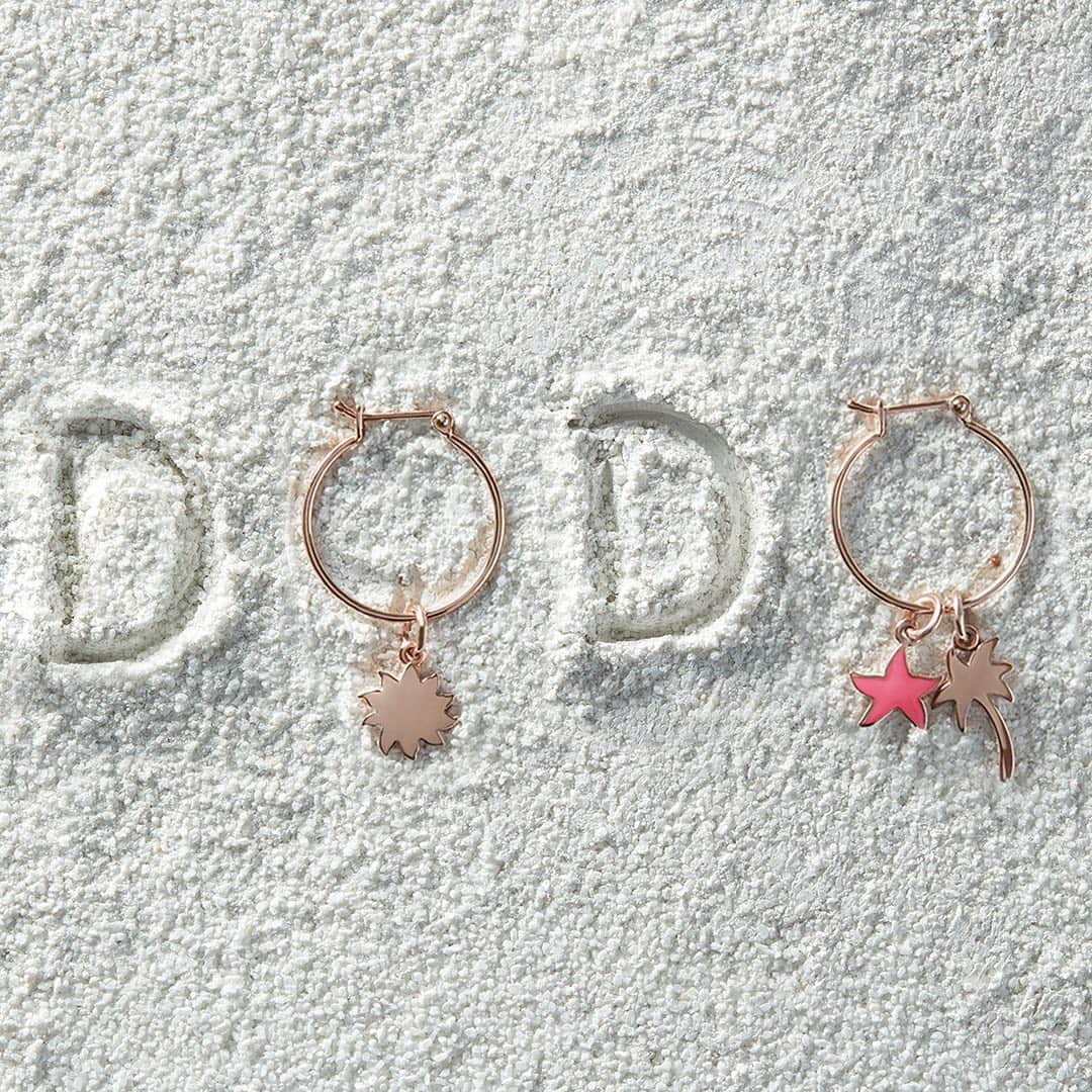ドドさんのインスタグラム写真 - (ドドInstagram)「Girls just wanna have SUN! What's your message? Write it in the sand, say it with DoDo! . . #dodojewels #dodocharm #dodosummer #bracelet #earrings #star」7月3日 20時07分 - dodojewels