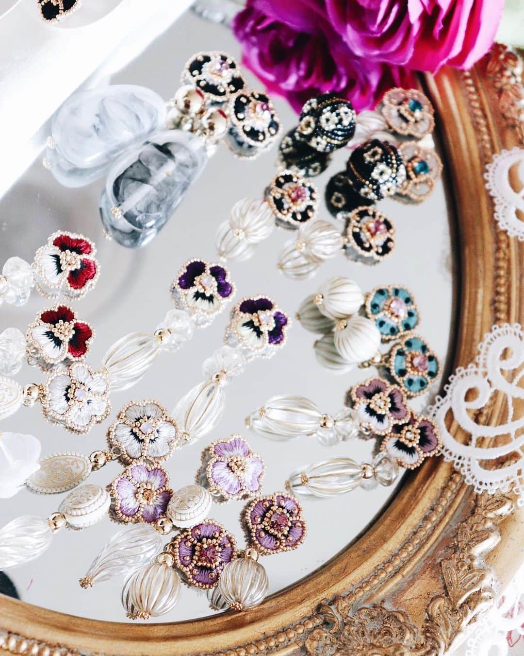 handmade shopのインスタグラム：「涼しげなクリアパーツを使ったアクセサリー🌸﻿﻿ ﻿﻿ シンプルになりがちな夏のファッションに﻿ 大振りのアクセサリーを合わせてみませんか？😊﻿ ﻿﻿ 7月の販売会は﻿﻿ 7/5(fri)22:00〜からスタートです✨﻿﻿ ﻿﻿ 明日の夕方までにcoming soonのかたちで﻿﻿ 販売する作品をご覧いただけるようにします🌷﻿﻿ ﻿﻿ 作品の詳細や着画など販売前に﻿﻿ ぜひチェックしてみてください😊﻿﻿ ﻿﻿ 気になることは販売会前に﻿﻿ DMでお問い合わせくださいね❣️﻿ ﻿﻿ たくさんのお花をご用意しております✨﻿﻿ 販売会まであと2日🌼﻿﻿ ﻿﻿ ﻿﻿ ﻿﻿ #クスクスミスチーフ #花」