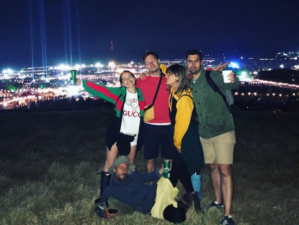 エミリア・クラークさんのインスタグラム写真 - (エミリア・クラークInstagram)「From full focus to a blur still the best weekend of my entire life. #glastonbury2019 you bring me up to my happiest self.  For anyone finding today hard, get that music in your earphones blaring and dance like no ones watching... @littlesimz @lizzobeeating @stormzy @mikeskinnerltd to suggest a few options.. #🤘 #🙌 #❤️ #aweekendoffriendshipfixeseverydamnthing」7月3日 20時08分 - emilia_clarke